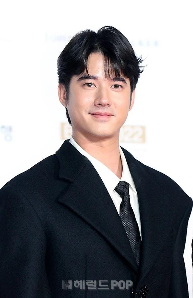 Tài tử Mario Maurer phong độ trên thảm đỏ LHP Busan.