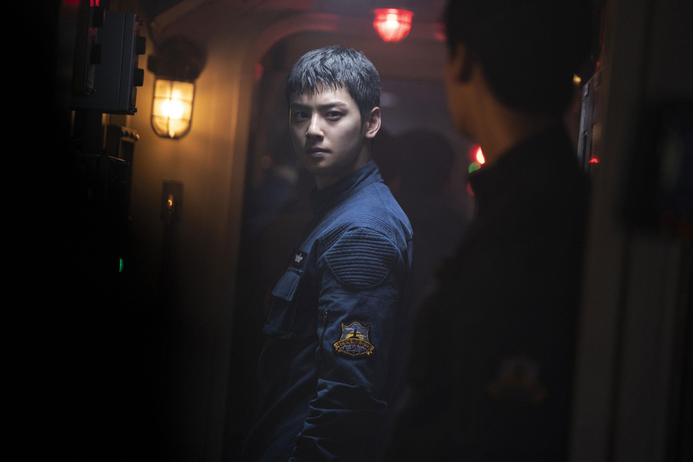 Tác phẩm còn tồn tại sạn kịch bản và cố câu kéo nước mắt người xem.