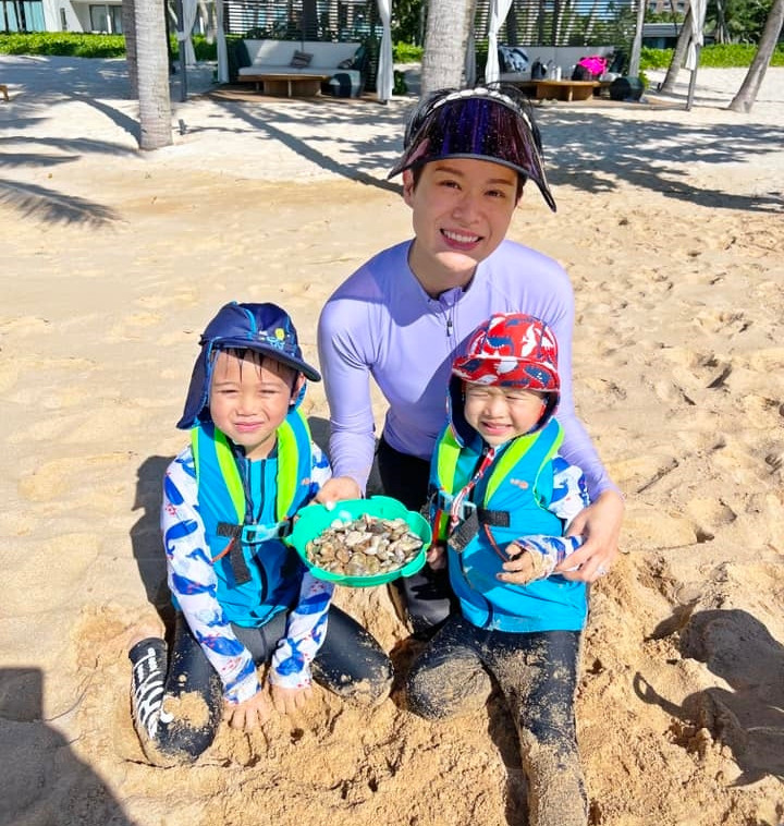 Hồ Hạnh Nhi cùng chồng và hai con đi nghỉ dưỡng tại đảo Phú Quốc. Hồ Hạnh Nhi cùng chồng và hai con đi nghỉ dưỡng tại đảo Phú Quốc.