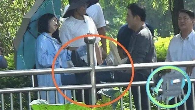 La Tấn có hành động thân mật với đàn em kém 12 tuổi trên phim trường.