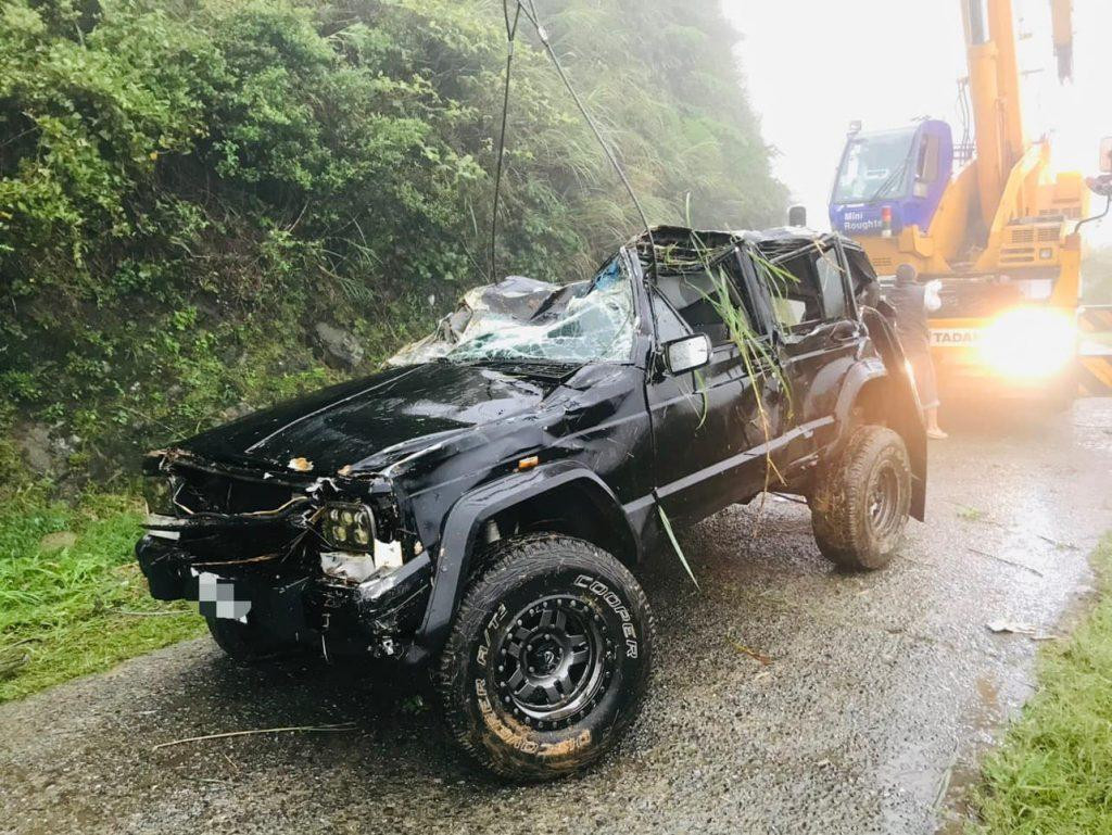 Chiếc xe của nam ca sĩ Tiêu Hoành Nhân bị biến dạng sau vụ tai nạn. Chiếc xe của nam ca sĩ Tiêu Hoành Nhân bị biến dạng sau vụ tai nạn.