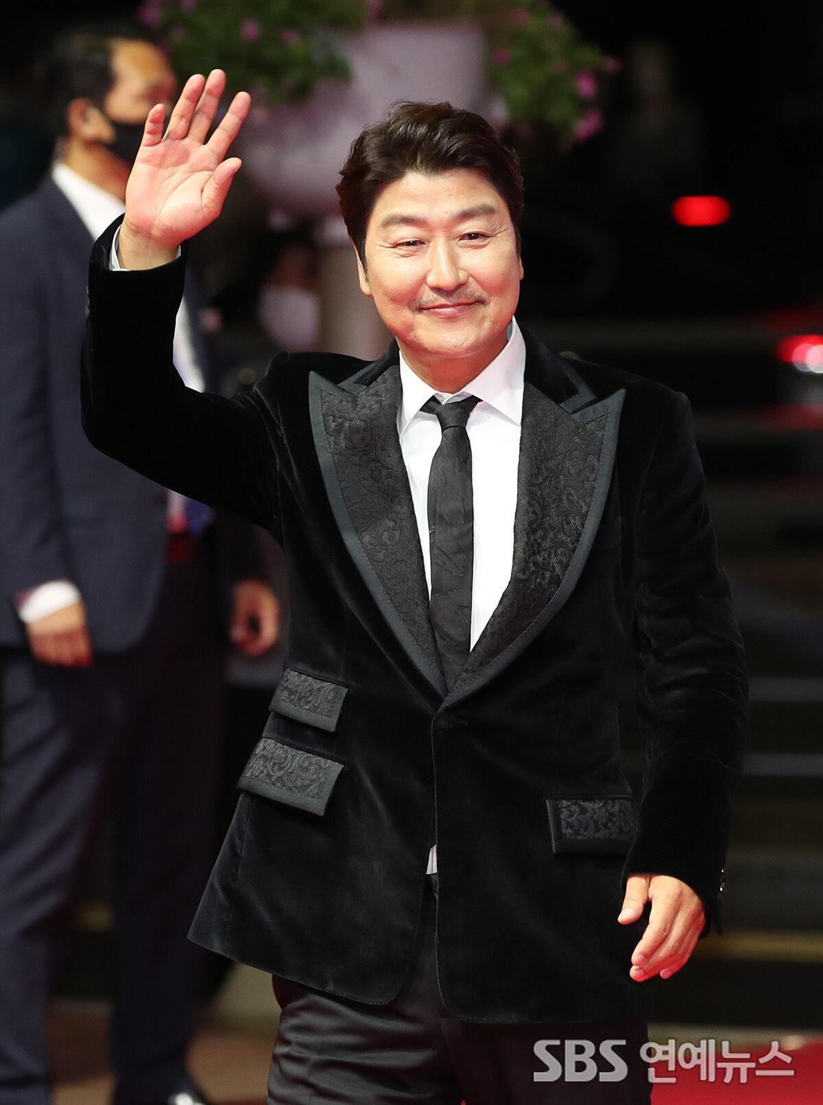 Theo tờ Chosun, năm nay, sự kiện được tổ chức với quy mô lớn hơn, 100% ghế được mời thay vì 50% như năm 2021. Vượt qua thời kỳ dịch bệnh khó khăn, có tới 243 bộ phim tới từ 71 quốc gia khác nhau đã được gửi tới tham gia tranh tài. Trong ảnh là ngôi sao Ký sinh trùng Song Kang Ho tham dự sự kiện.