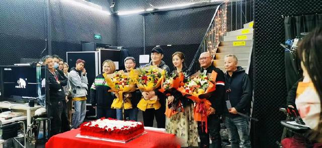 Tưởng Hân thay thế Triệu Vy, quay lại các cảnh trong Nhà ở khu trường học. Tưởng Hân thay thế Triệu Vy, quay lại các cảnh trong Nhà ở khu trường học.