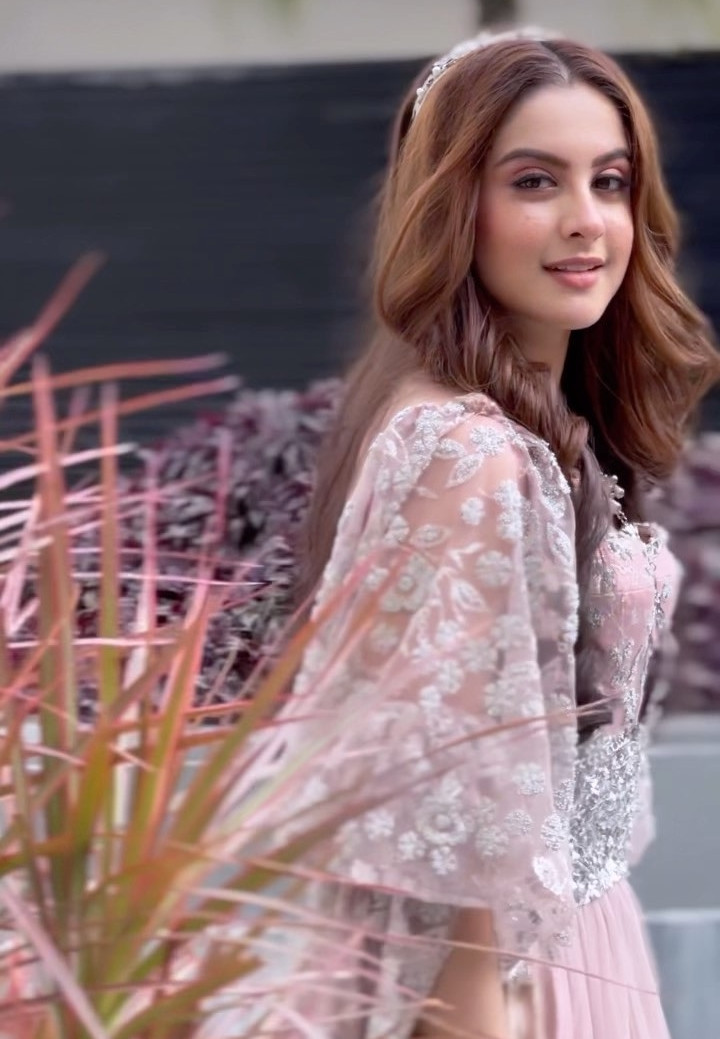 Tunisha Sharma là sao trẻ nổi tiếng tại Ấn Độ. Cô qua đời sau khi tự tử trong phòng hóa trang.