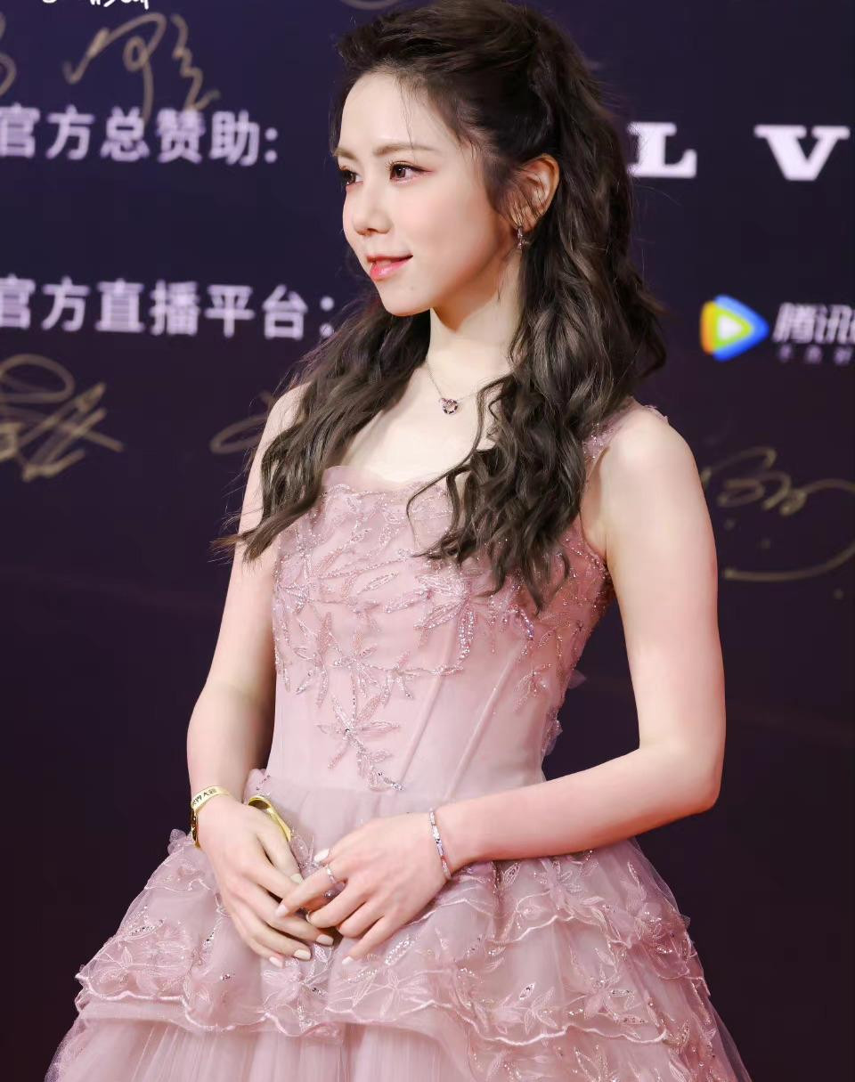 Mạnh Tử Nghĩa sinh năm 1995, có chiều cao 1,7 m, từng giành giải Hoa khôi của Học viện Điện ảnh Bắc Kinh. Bộ lễ phục màu trắng giúp nữ diễn viên tôn làn da trắng. Nữ ca sĩ Đặng Tử Kỳ cũng gây ấn tượng tốt với trang phục màu hồng. Mạnh Tử Nghĩa sinh năm 1995, có chiều cao 1,7 m, từng giành giải Hoa khôi của Học viện Điện ảnh Bắc Kinh. Bộ lễ phục màu trắng giúp nữ diễn viên tôn làn da trắng. Nữ ca sĩ Đặng Tử Kỳ cũng gây ấn tượng tốt với trang phục màu hồng.