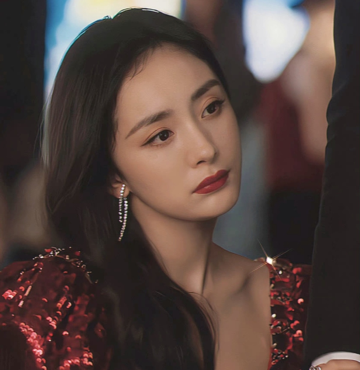 Dương Mịch bị dìm bởi những bộ trang phục lòe loẹt, sến súa, kiểu trang điểm đậm là cô trông già hơn. Dương Mịch bị dìm bởi những bộ trang phục lòe loẹt, sến súa, kiểu trang điểm đậm là cô trông già hơn.