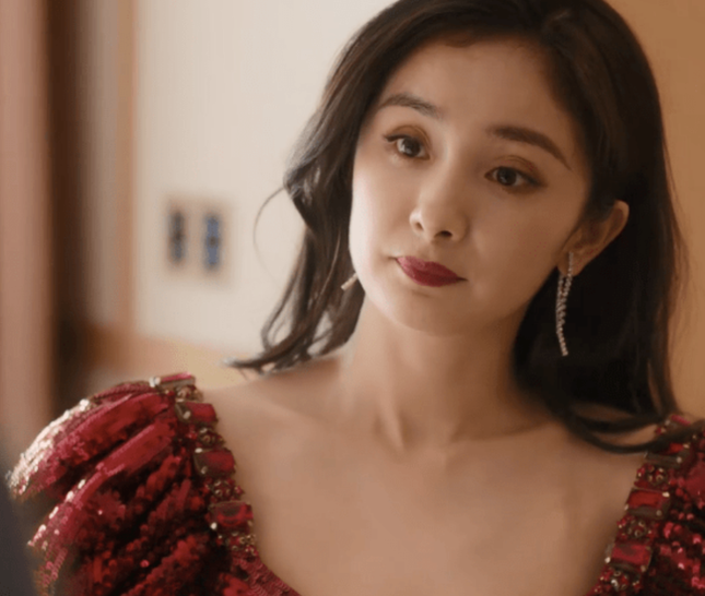 Dương Mịch bị dìm bởi những bộ trang phục lòe loẹt, sến súa, kiểu trang điểm đậm là cô trông già hơn. Dương Mịch bị dìm bởi những bộ trang phục lòe loẹt, sến súa, kiểu trang điểm đậm là cô trông già hơn.