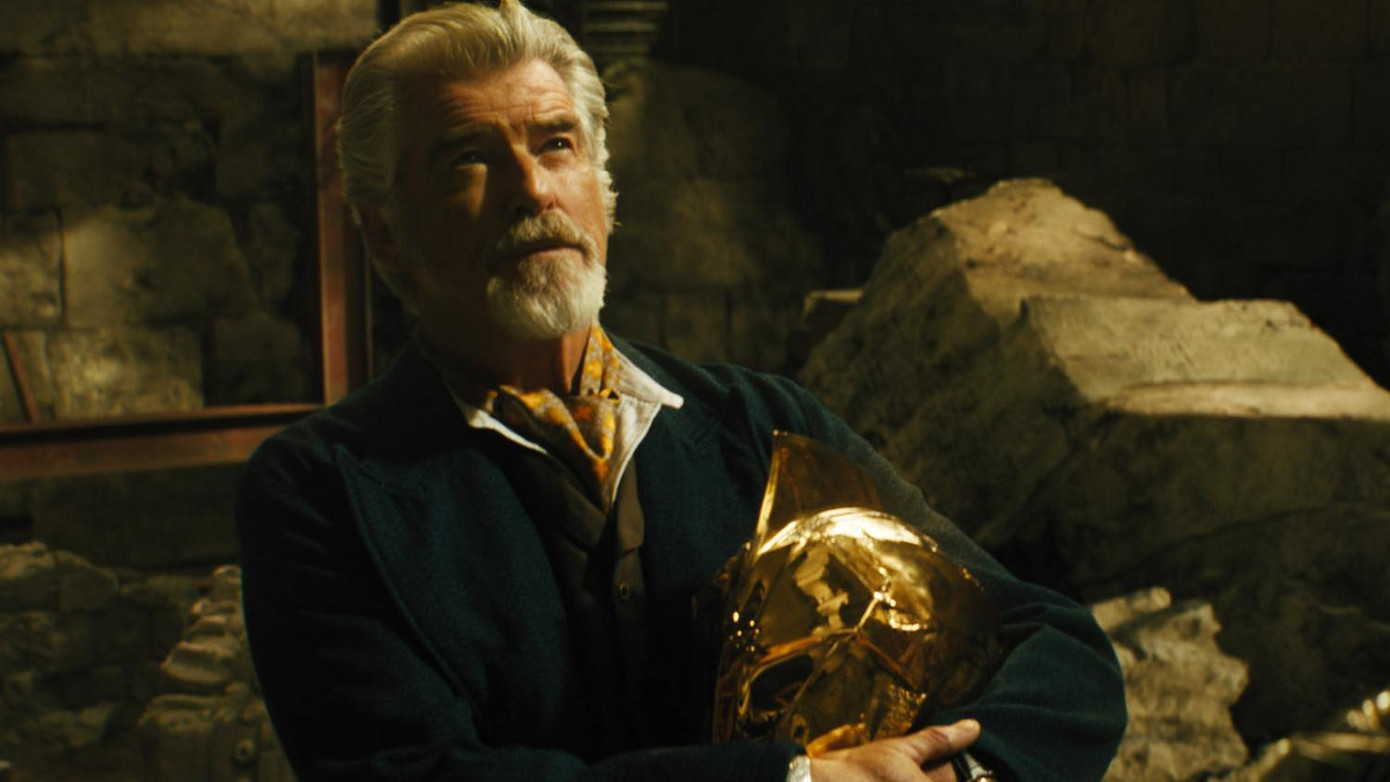 Tài tử Pierce Brosnan trong vai Doctor Fate – thủ lĩnh Hiệp hội Công lý.