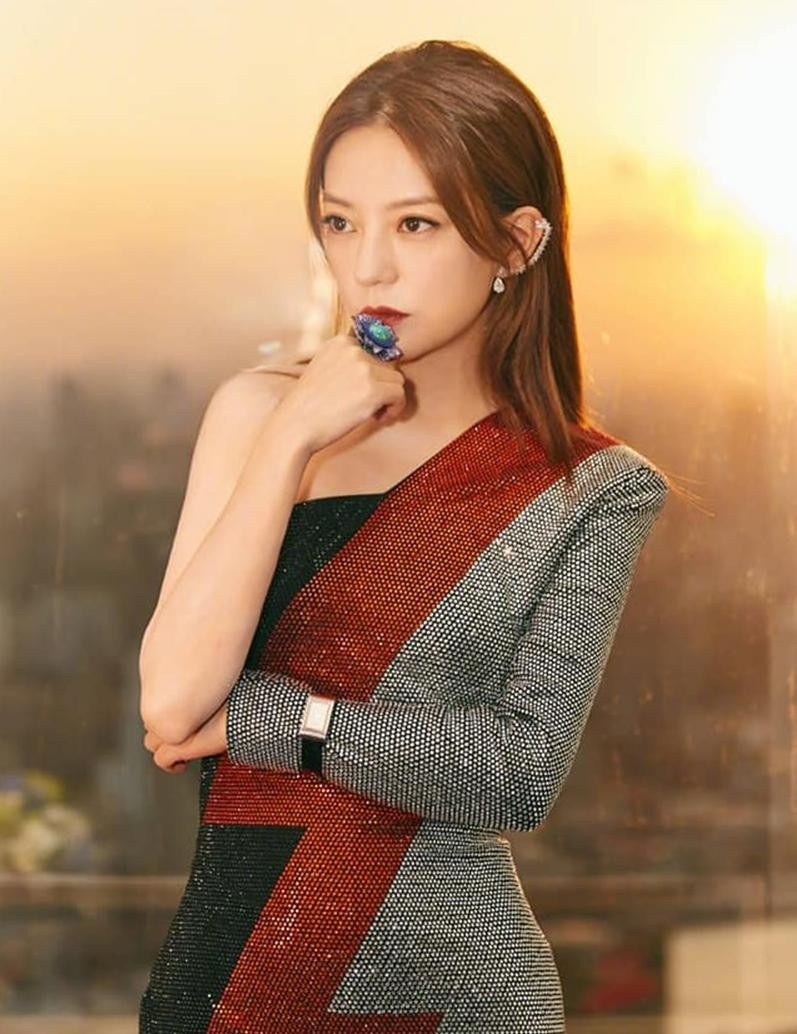 Hơn một năm bị cấm sóng, Triệu Vy chỉ xuất hiện một lần vào tháng 8. Hơn một năm bị cấm sóng, Triệu Vy chỉ xuất hiện một lần vào tháng 8.