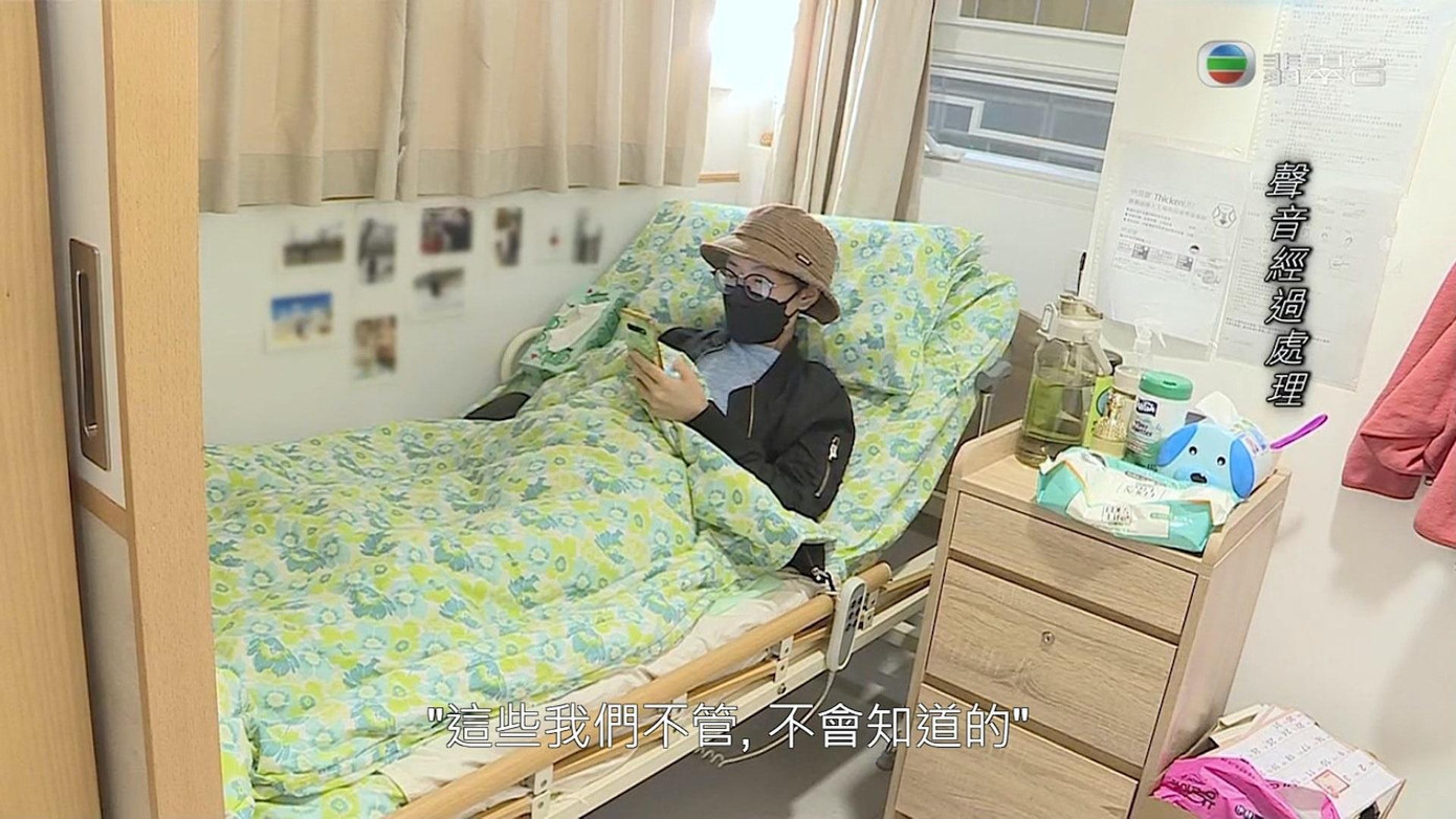 Mẹ ruột bỏ rơi á hậu Kit sau khi cô bị liệt.