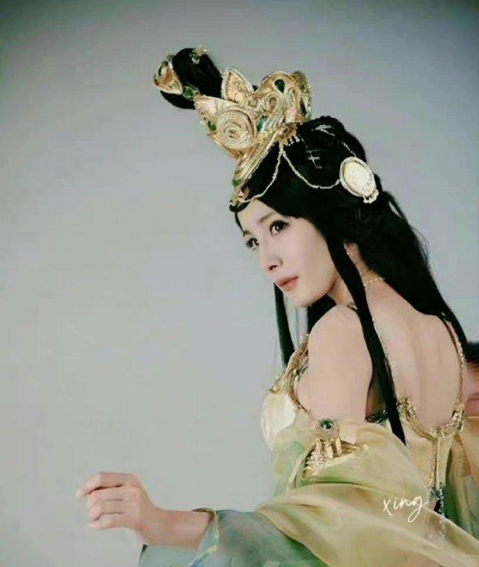 Dương Mịch hóa thân thành thần nữ Đôn Hoàng. Dương Mịch hóa thân thành thần nữ Đôn Hoàng.