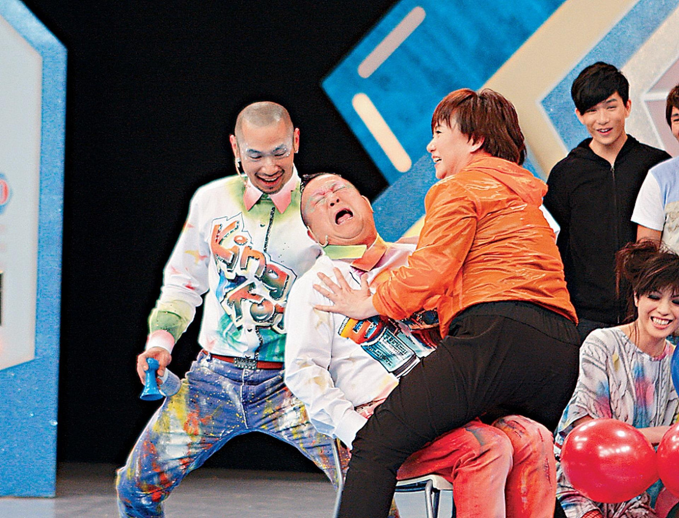 Theo HK01, Tăng Chí Vỹ giải thích nụ hôn dành cho Lebara chỉ là hành động xã giao: "Tôi không nghĩ đoạn video được đăng tải trên mạng xã hội, gây ra hiểu nhầm và làm dấy lên những tranh cãi. Đây chỉ là hành động bình thường, lịch sự khi được mời tham gia bữa tiệc mà thôi". Theo HK01, Tăng Chí Vỹ giải thích nụ hôn dành cho Lebara chỉ là hành động xã giao: "Tôi không nghĩ đoạn video được đăng tải trên mạng xã hội, gây ra hiểu nhầm và làm dấy lên những tranh cãi. Đây chỉ là hành động bình thường, lịch sự khi được mời tham gia bữa tiệc mà thôi".