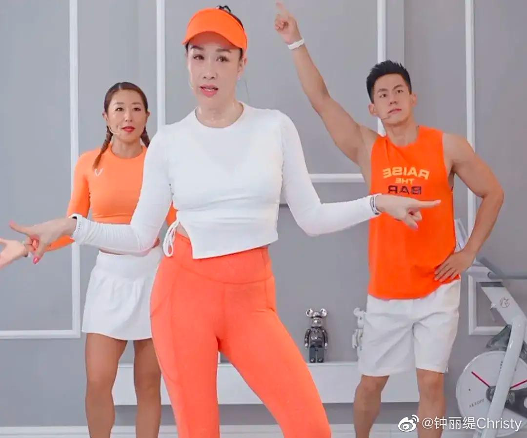 Chung Lệ Đề thường mặc những bộ cánh không phù hợp với độ tuổi, cố tình phô diễn hình thể hay có những khoảnh khắc hớ hênh, phản cảm.