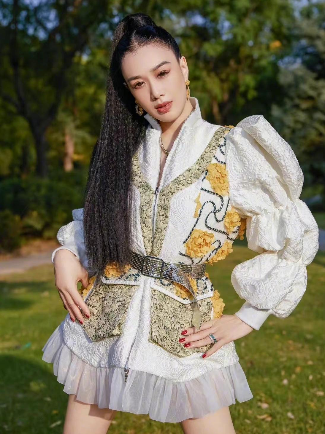 "Bom sex gốc Việt" thường mang những mâu thuẫn trong gia đình lên sóng truyền hình để gây chú ý.