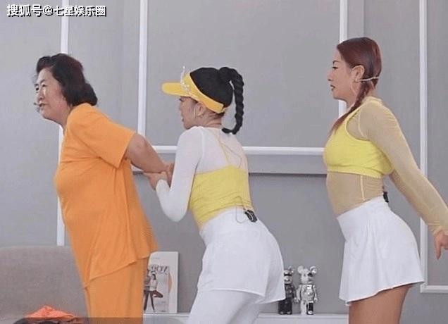 Chung Lệ Đề thường mặc những bộ cánh không phù hợp với độ tuổi, cố tình phô diễn hình thể hay có những khoảnh khắc hớ hênh, phản cảm.