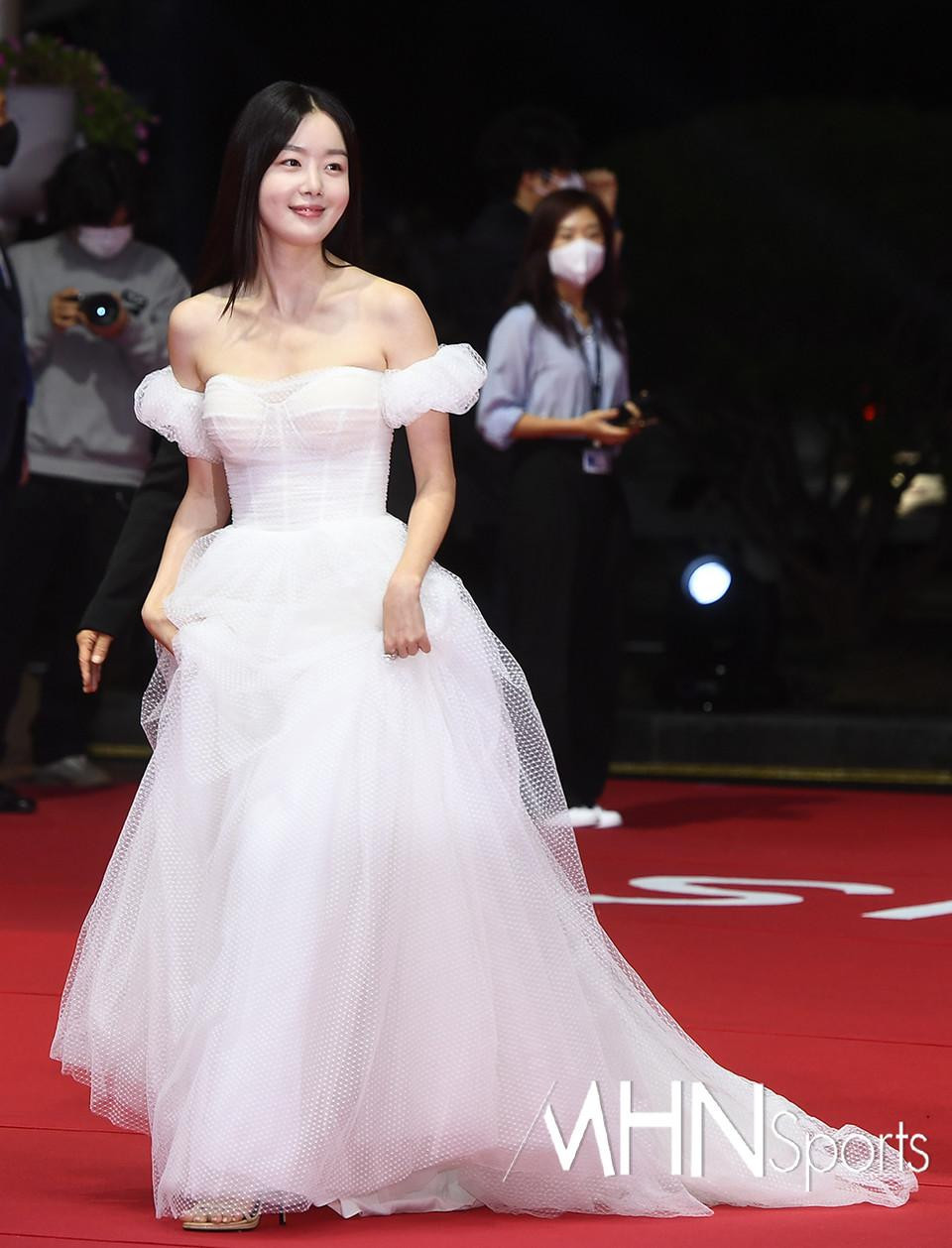 Ngôi sao phim Khát vọng đổi đời (Minari) - Han Ye Ri- gợi cảm trên thảm đỏ với đầm đen lệch vai. Nữ ca sĩ Han Sun Hwa, từng là thành viên nhóm nhạc Secret, sau này chuyển hướng sang làm diễn viên lựa chọn trang phục màu trắng thanh khiết, bồng bềnh.