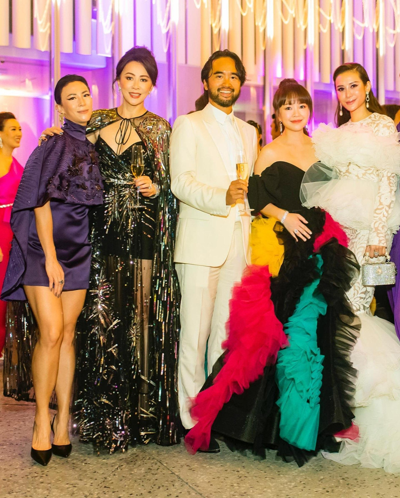 Bà xã của Lương Triều Vỹ xuất hiện sang trọng trong buổi tiệc. Cô thay hai bộ váy và trở thành tâm điểm chú ý với ngoại hình trẻ trung hơn tuổi. Lưu Gia Linh sở hữu khối tài sản hơn 100 triệu USD nhờ tài đầu tư kinh doanh bất động sản, trang sức, đồ cổ. Bà xã của Lương Triều Vỹ xuất hiện sang trọng trong buổi tiệc. Cô thay hai bộ váy và trở thành tâm điểm chú ý với ngoại hình trẻ trung hơn tuổi. Lưu Gia Linh sở hữu khối tài sản hơn 100 triệu USD nhờ tài đầu tư kinh doanh bất động sản, trang sức, đồ cổ.