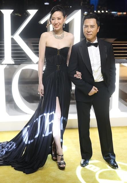 Vợ chồng ngôi sao võ thuật Chân Tử Đan cũng có mặt trong sự kiện. Chân Tử Đan tiết lộ bộ phim điện ảnh Thiên long bát bộ: Kiều Phong truyện của anh ra mắt vào đúng dịp Tết Nguyên đán. Tuy nhiên, phim sẽ chiếu trên các nền tảng trực tuyến thay vì ra rạp. Bà xã hoa hậu Uông Thi Thi hết lòng ủng hộ sự nghiệp điện ảnh của chồng, hy vọng mọi người ghi nhận công sức của Chân Tử Đan. Vợ chồng ngôi sao võ thuật Chân Tử Đan cũng có mặt trong sự kiện. Chân Tử Đan tiết lộ bộ phim điện ảnh Thiên long bát bộ: Kiều Phong truyện của anh ra mắt vào đúng dịp Tết Nguyên đán. Tuy nhiên, phim sẽ chiếu trên các nền tảng trực tuyến thay vì ra rạp. Bà xã hoa hậu Uông Thi Thi hết lòng ủng hộ sự nghiệp điện ảnh của chồng, hy vọng mọi người ghi nhận công sức của Chân Tử Đan.