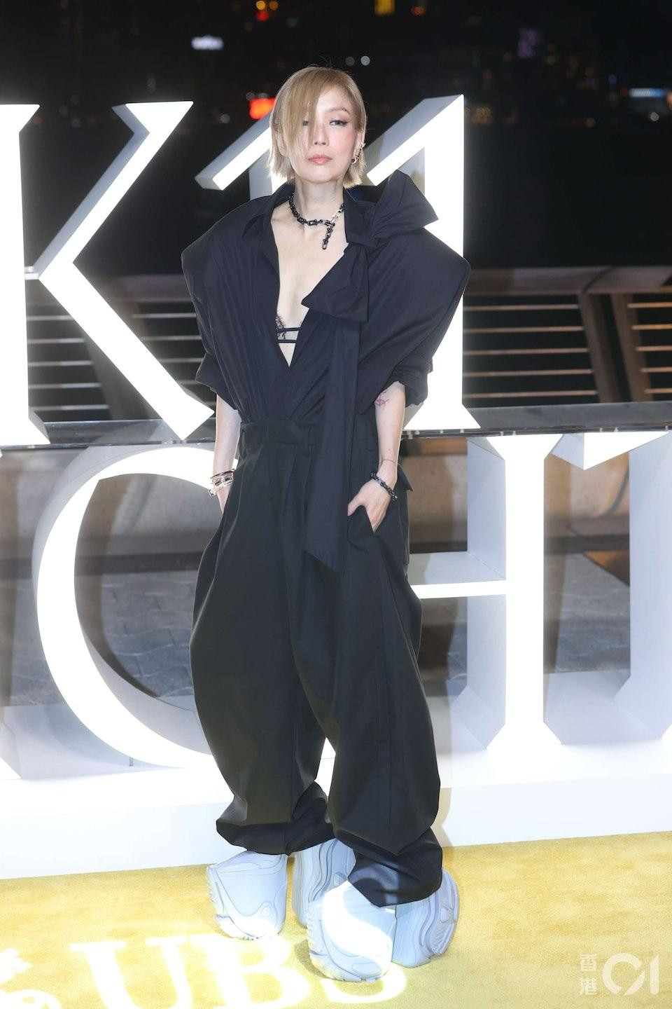 Nữ ca sĩ Trịnh Tú Văn xuất hiện với phong cách cá tính. Trịnh Tú Văn là thiên hậu của làng nhạc xứ Hương Cảng. Sau Mai Diễm Phương, cô là nghệ sĩ duy nhất được tung hô là "người con gái Hong Kong". Nữ ca sĩ Trịnh Tú Văn xuất hiện với phong cách cá tính. Trịnh Tú Văn là thiên hậu của làng nhạc xứ Hương Cảng. Sau Mai Diễm Phương, cô là nghệ sĩ duy nhất được tung hô là "người con gái Hong Kong".