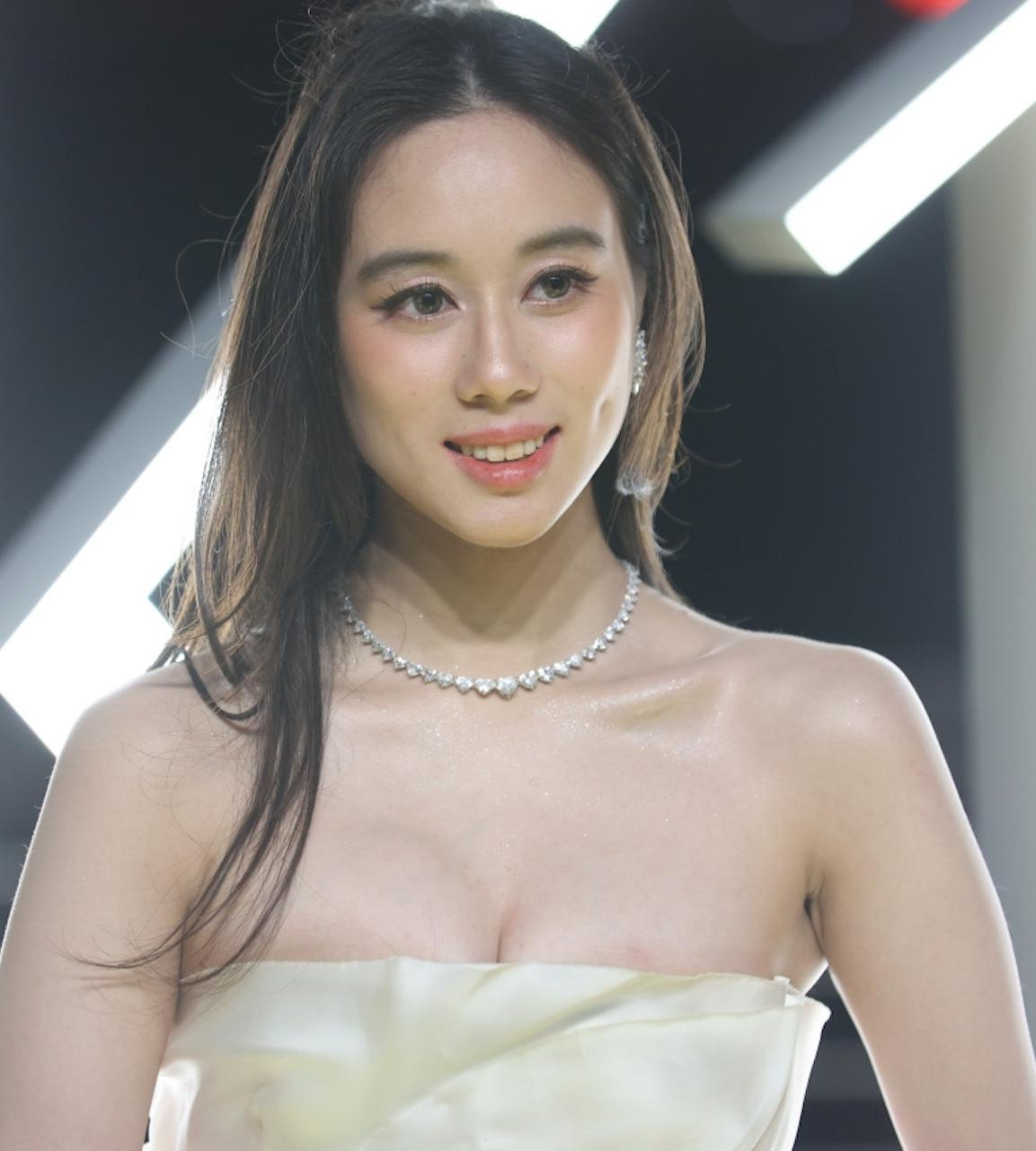 Ngày 4/12, HK01 đưa tin nhiều ngôi sao hàng đầu Hong Kong và các tiểu thư, quý bà, giới thượng lưu xứ Hương Cảng đã tham gia sự kiện thời trang K11 Night (được mệnh danh là Met Gala phiên bản châu Á). Trong đó, con gái của cố tỷ phú Hà Hồng Sân, Hà Siêu Hân nổi bật với trang phục gợi cảm. Ở tuổi 23, Hà Siêu Hân hiện là tổng giám đốc thanh niên điều hành của Liên minh các đại học thế giới về biến đổi khí hậu. Ngày 4/12, HK01 đưa tin nhiều ngôi sao hàng đầu Hong Kong và các tiểu thư, quý bà, giới thượng lưu xứ Hương Cảng đã tham gia sự kiện thời trang K11 Night (được mệnh danh là Met Gala phiên bản châu Á). Trong đó, con gái của cố tỷ phú Hà Hồng Sân, Hà Siêu Hân nổi bật với trang phục gợi cảm. Ở tuổi 23, Hà Siêu Hân hiện là tổng giám đốc thanh niên điều hành của Liên minh các đại học thế giới về biến đổi khí hậu.