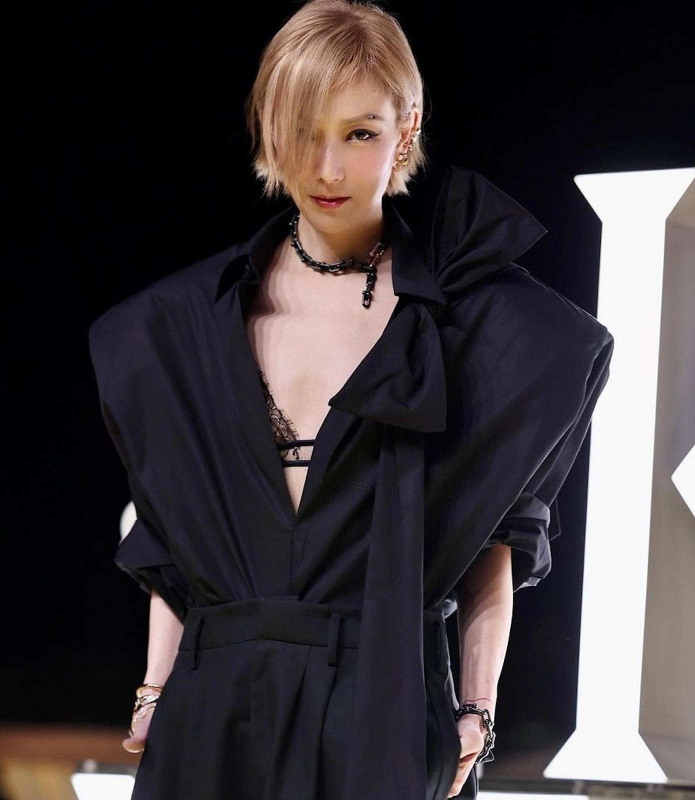 Nữ ca sĩ Trịnh Tú Văn xuất hiện với phong cách cá tính. Trịnh Tú Văn là thiên hậu của làng nhạc xứ Hương Cảng. Sau Mai Diễm Phương, cô là nghệ sĩ duy nhất được tung hô là "người con gái Hong Kong". Nữ ca sĩ Trịnh Tú Văn xuất hiện với phong cách cá tính. Trịnh Tú Văn là thiên hậu của làng nhạc xứ Hương Cảng. Sau Mai Diễm Phương, cô là nghệ sĩ duy nhất được tung hô là "người con gái Hong Kong".