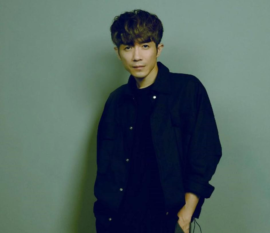 Chiếc xe của nam ca sĩ Tiêu Hoành Nhân bị biến dạng sau vụ tai nạn. Chiếc xe của nam ca sĩ Tiêu Hoành Nhân bị biến dạng sau vụ tai nạn.