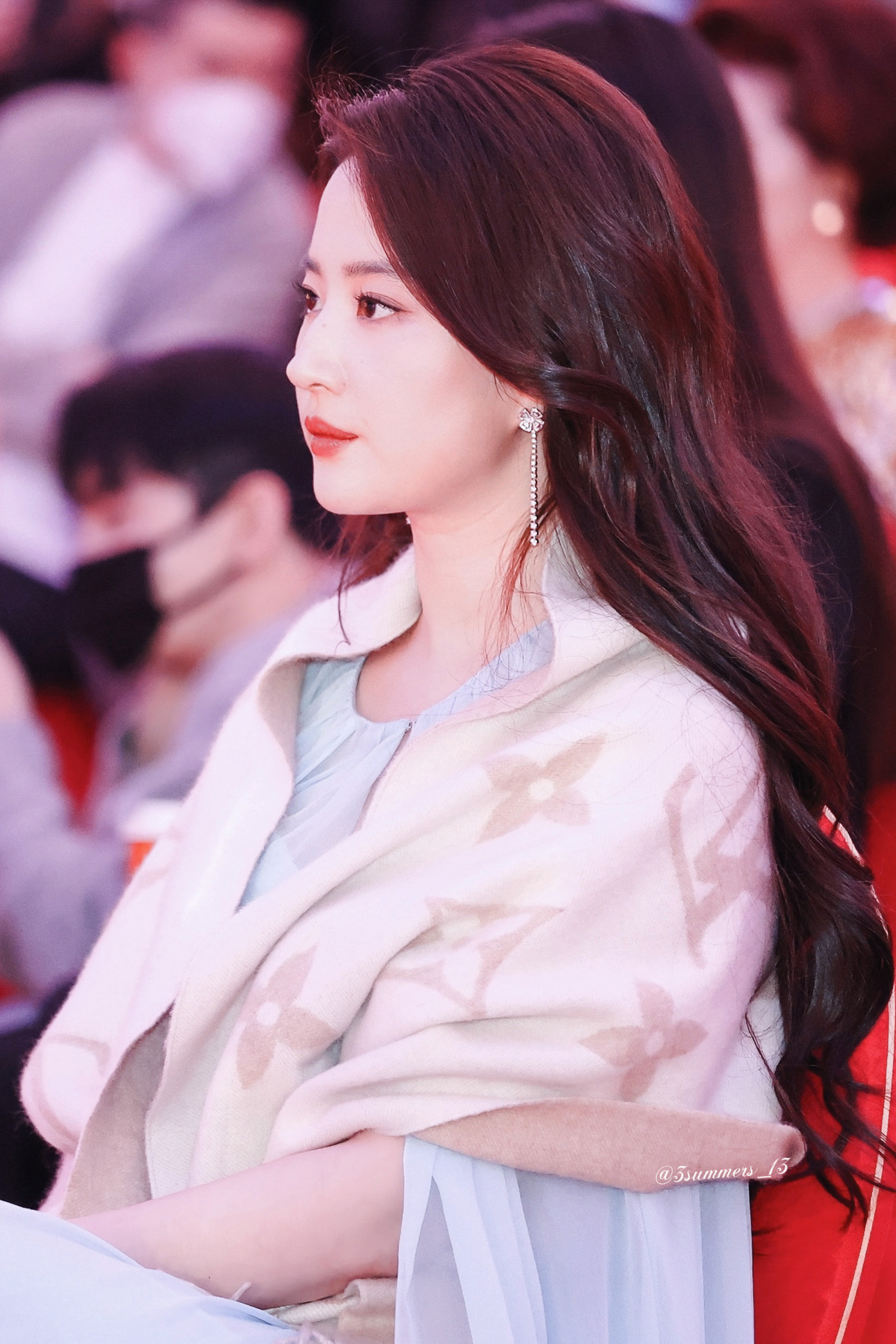 Mộng hoa lục là bộ phim trở lại màn ảnh nhỏ của Lưu Diệc Phi sau 16 năm, kể từ Thần điêu đại hiệp (2006). Hiện tại, cô không còn là &quot;thần tiên tỷ tỷ&quot; nữa mà đã là người phụ nữ hơn 30 tuổi. Do đó, Lưu Diệc Phi lựa chọn nhân vật chín chắn, đẹp mặn mà, có nét quyến rũ. Sự thay đổi này giúp Lưu Diệc Phi nhận về thành công vang dội, khi cô không &quot;cưa sừng làm nghé&quot;, cố đóng vai thiếu nữ như nhiều minh tinh khác.