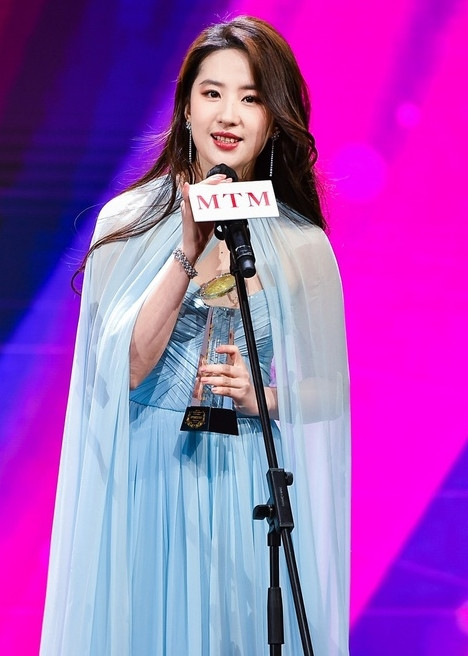 Ngày 21/12, Sina đưa tin Lưu Diệc Phi, Chương Tử Di, Vương Khải, Tăng Lê đã có mặt tại Liên hoan phim quốc tế Macao. Trong đó, Lưu Diệc Phi giành chiến thắng với hạng mục Nữ diễn viên chính xuất sắc mảng phim truyền hình, cho vai diễn Triệu Phán Nhi trong Mộng hoa lục.