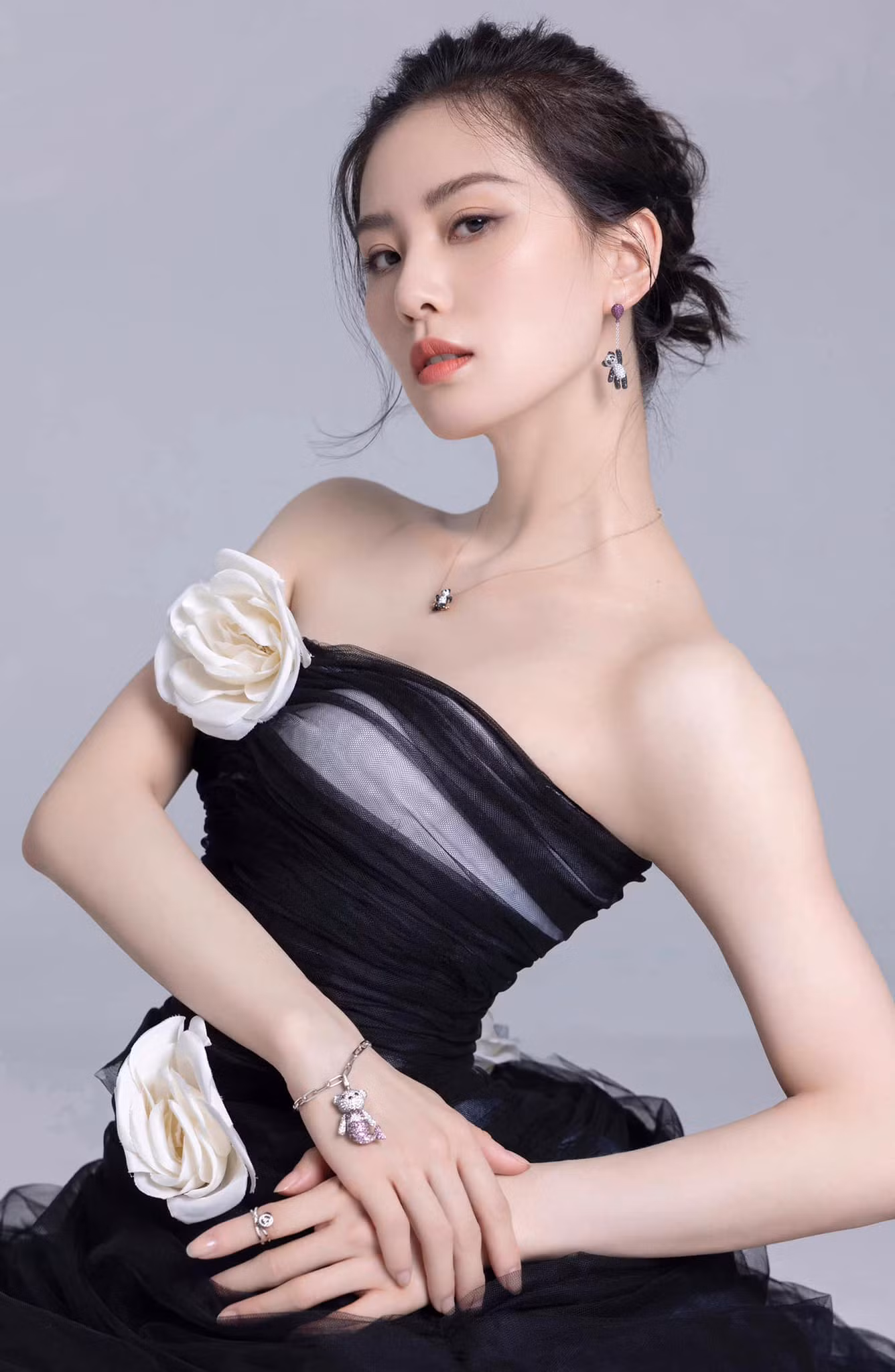 Lưu Thi Thi và Đường Yên thụt lùi trong cuộc đua của nhóm tiểu hoa đán 8X nổi nhất Trung Quốc. Lưu Thi Thi và Đường Yên thụt lùi trong cuộc đua của nhóm tiểu hoa đán 8X nổi nhất Trung Quốc.