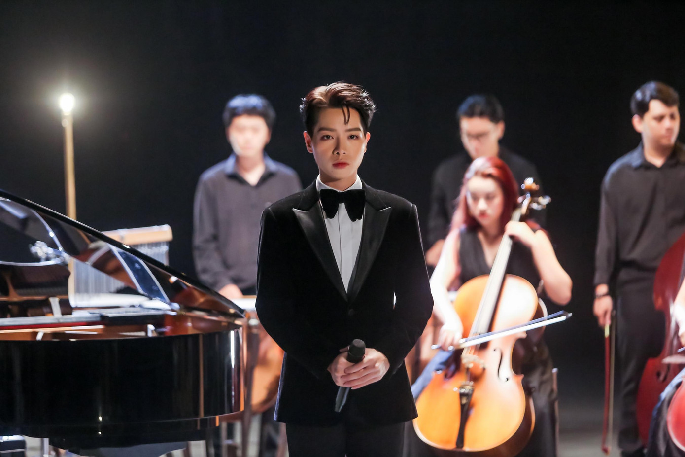 Đức Phúc hát Một thời đã xa kết hợp cùng dàn nhạc giao hưởng.