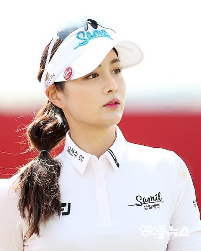 Ngày 6/10, Naver đưa tin người hâm mộ xôn xao trước thông tin nam ca sĩ Bi Rain ngoại tình với golfer kem 14 tuổi Park Gyeol. Theo trang Woman Sense, một ngôi sao đã lập gia đình thuê căn hộ riêng để sống với người tình. Đặc điểm của ngôi sao này là có địa vị cao trong giới giải trí, hoạt động ở cả hai lĩnh vực ca hát và diễn xuất. Do đó. Bi Rain là cái tên đầu tiên khiến công chúng nghi ngờ.