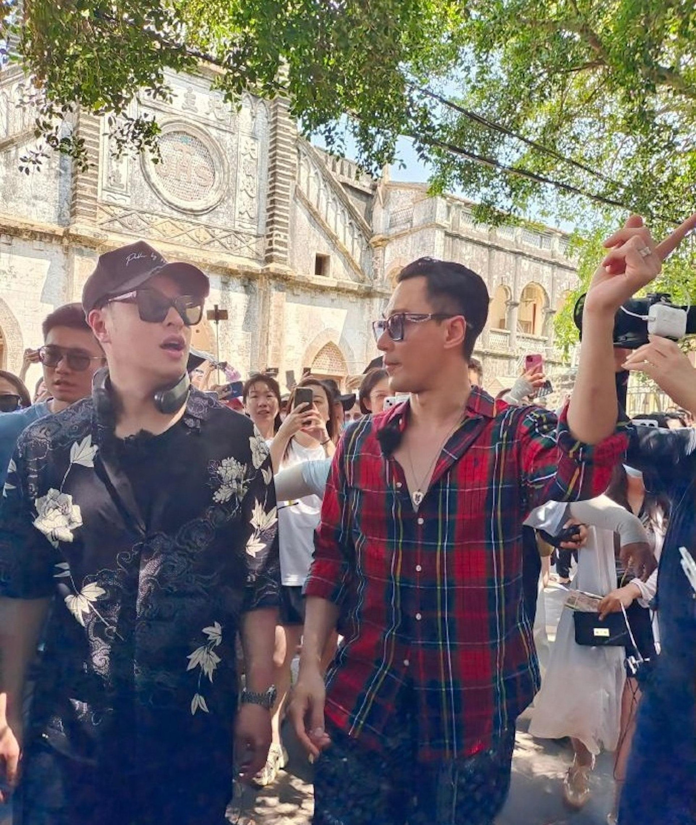 Hàng trăm khán giả chen lấn để nhìn Lâm Phong khi anh ghi hình ngoài trời.