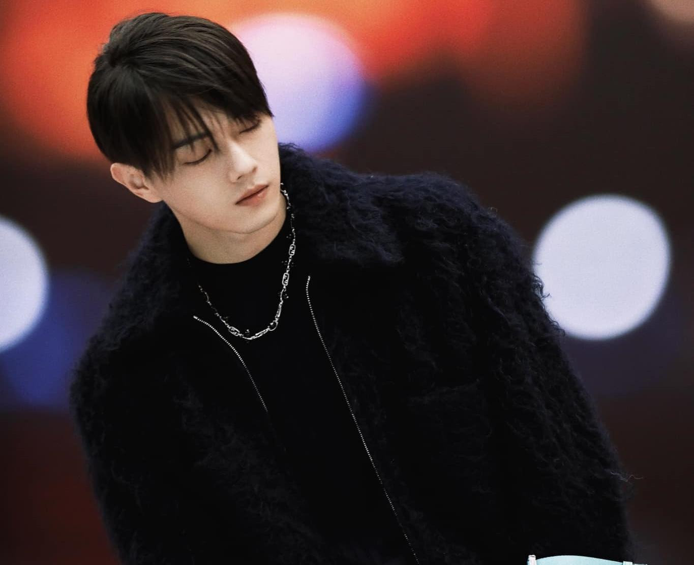 Hứa Khải bị đánh giá là &quot;diễn viên công nghiệp&quot; khi liên tục đóng phim như một cái máy.