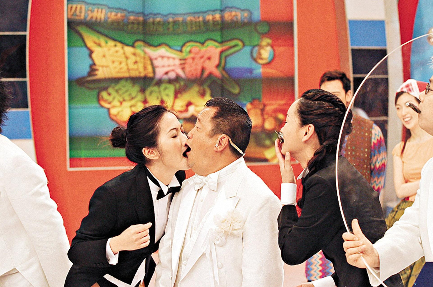 Bà Hàn Dĩnh Hoa, cựu chủ tịch công ty quản lý người mẫu Ford Model (Mỹ) ở khu vực châu Á Thái Bình Dương, gọi Tăng Chí Vỹ là "gã bệnh hoạn lắm mồm nhiều tay". Bà Hàn tố Tăng Chí Vỹ từng chuốc thuốc mê và giở trò đồi bại với 7 người mẫu trẻ. Bà Hàn Dĩnh Hoa, cựu chủ tịch công ty quản lý người mẫu Ford Model (Mỹ) ở khu vực châu Á Thái Bình Dương, gọi Tăng Chí Vỹ là "gã bệnh hoạn lắm mồm nhiều tay". Bà Hàn tố Tăng Chí Vỹ từng chuốc thuốc mê và giở trò đồi bại với 7 người mẫu trẻ.