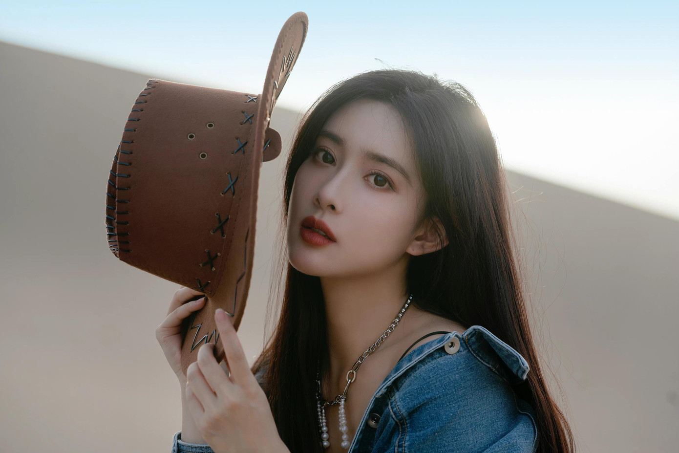 Mạnh Tử Nghĩa sẽ đảm nhận vai diễn Mai Siêu Phong. Mai Siêu Phong vốn là học trò được Hoàng Dược Sư yêu mến, nhưng lấy trộm một nửa bộ Cửu âm chân kinh. Sau khi bị mù, Mai Siêu Phong cầu xin sư phụ tha thứ nhưng bị Hoàng Dược Sư yêu cầu phế hết võ công. Cuối cùng, Mai Siêu Phong chết vì đỡ đòn thay thầy. Mạnh Tử Nghĩa sinh năm 1995, có chiều cao 1,7 m, từng giành giải Hoa khôi Bắc Ảnh. Cô nổi lên sau vai diễn Ôn Tình trong phim đam mỹ Trần tình lệnh. Mạnh Tử Nghĩa sẽ đảm nhận vai diễn Mai Siêu Phong. Mai Siêu Phong vốn là học trò được Hoàng Dược Sư yêu mến, nhưng lấy trộm một nửa bộ Cửu âm chân kinh. Sau khi bị mù, Mai Siêu Phong cầu xin sư phụ tha thứ nhưng bị Hoàng Dược Sư yêu cầu phế hết võ công. Cuối cùng, Mai Siêu Phong chết vì đỡ đòn thay thầy. Mạnh Tử Nghĩa sinh năm 1995, có chiều cao 1,7 m, từng giành giải Hoa khôi Bắc Ảnh. Cô nổi lên sau vai diễn Ôn Tình trong phim đam mỹ Trần tình lệnh.