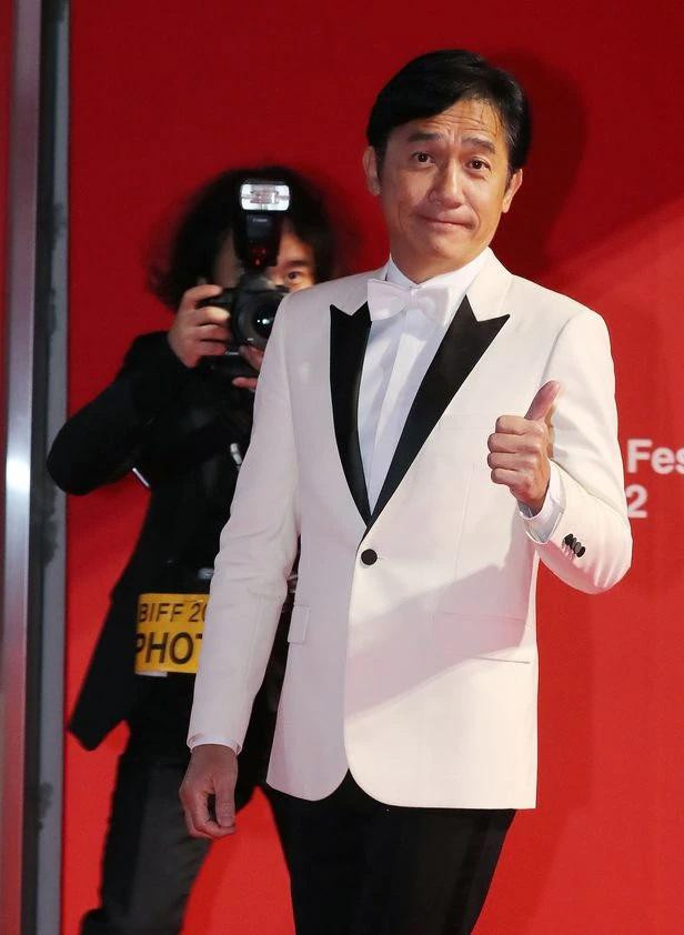 Tài tử Lương Triều Vỹ là khách mời được chú ý nhất sự kiện. Anh là ngôi sao Hoa ngữ có sức ảnh hưởng trên thế giới. Trong sự kiện, Lương Triều Vỹ cũng được trao giải Nhà làm phim châu Á xuất sắc.