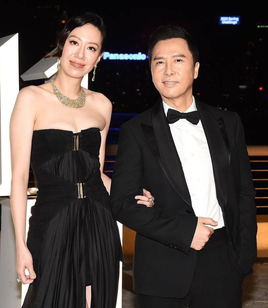 Vợ chồng ngôi sao võ thuật Chân Tử Đan cũng có mặt trong sự kiện. Chân Tử Đan tiết lộ bộ phim điện ảnh Thiên long bát bộ: Kiều Phong truyện của anh ra mắt vào đúng dịp Tết Nguyên đán. Tuy nhiên, phim sẽ chiếu trên các nền tảng trực tuyến thay vì ra rạp. Bà xã hoa hậu Uông Thi Thi hết lòng ủng hộ sự nghiệp điện ảnh của chồng, hy vọng mọi người ghi nhận công sức của Chân Tử Đan. Vợ chồng ngôi sao võ thuật Chân Tử Đan cũng có mặt trong sự kiện. Chân Tử Đan tiết lộ bộ phim điện ảnh Thiên long bát bộ: Kiều Phong truyện của anh ra mắt vào đúng dịp Tết Nguyên đán. Tuy nhiên, phim sẽ chiếu trên các nền tảng trực tuyến thay vì ra rạp. Bà xã hoa hậu Uông Thi Thi hết lòng ủng hộ sự nghiệp điện ảnh của chồng, hy vọng mọi người ghi nhận công sức của Chân Tử Đan.