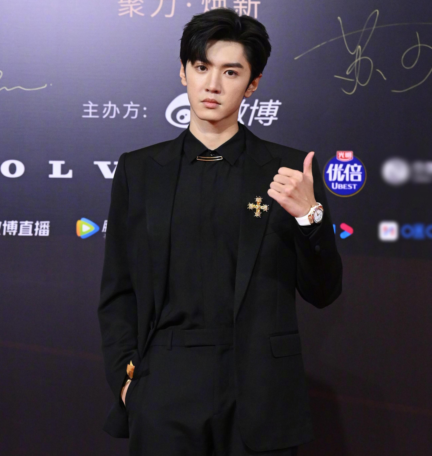 "Tôn Thượng" Vương Hạc Đệ điển trai trên thảm đỏ. Vương Hạc Đệ thu về hàng triệu người hâm mộ nhờ phim Thương Lan Quyết. Bên phải là tài tử Trần Triết Viễn, bạn diễn của Triệu Lộ Tư trong Vụng trộm không thể giấu, cũng là sao nam 9X được yêu thích. "Tôn Thượng" Vương Hạc Đệ điển trai trên thảm đỏ. Vương Hạc Đệ thu về hàng triệu người hâm mộ nhờ phim Thương Lan Quyết. Bên phải là tài tử Trần Triết Viễn, bạn diễn của Triệu Lộ Tư trong Vụng trộm không thể giấu, cũng là sao nam 9X được yêu thích.