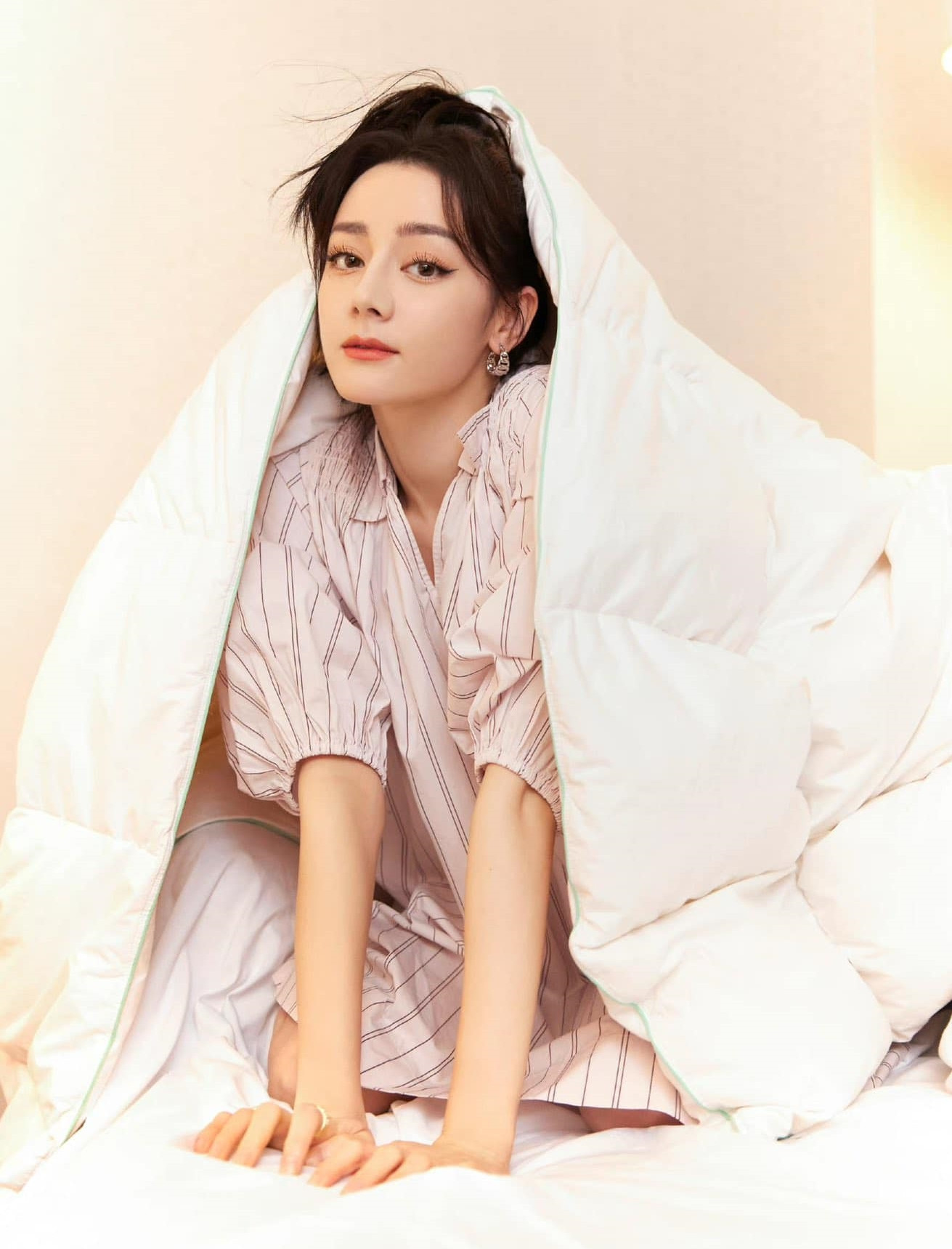 Nhiệt Ba thường chia sẻ hình ảnh trong cuộc sống với người hâm mộ.