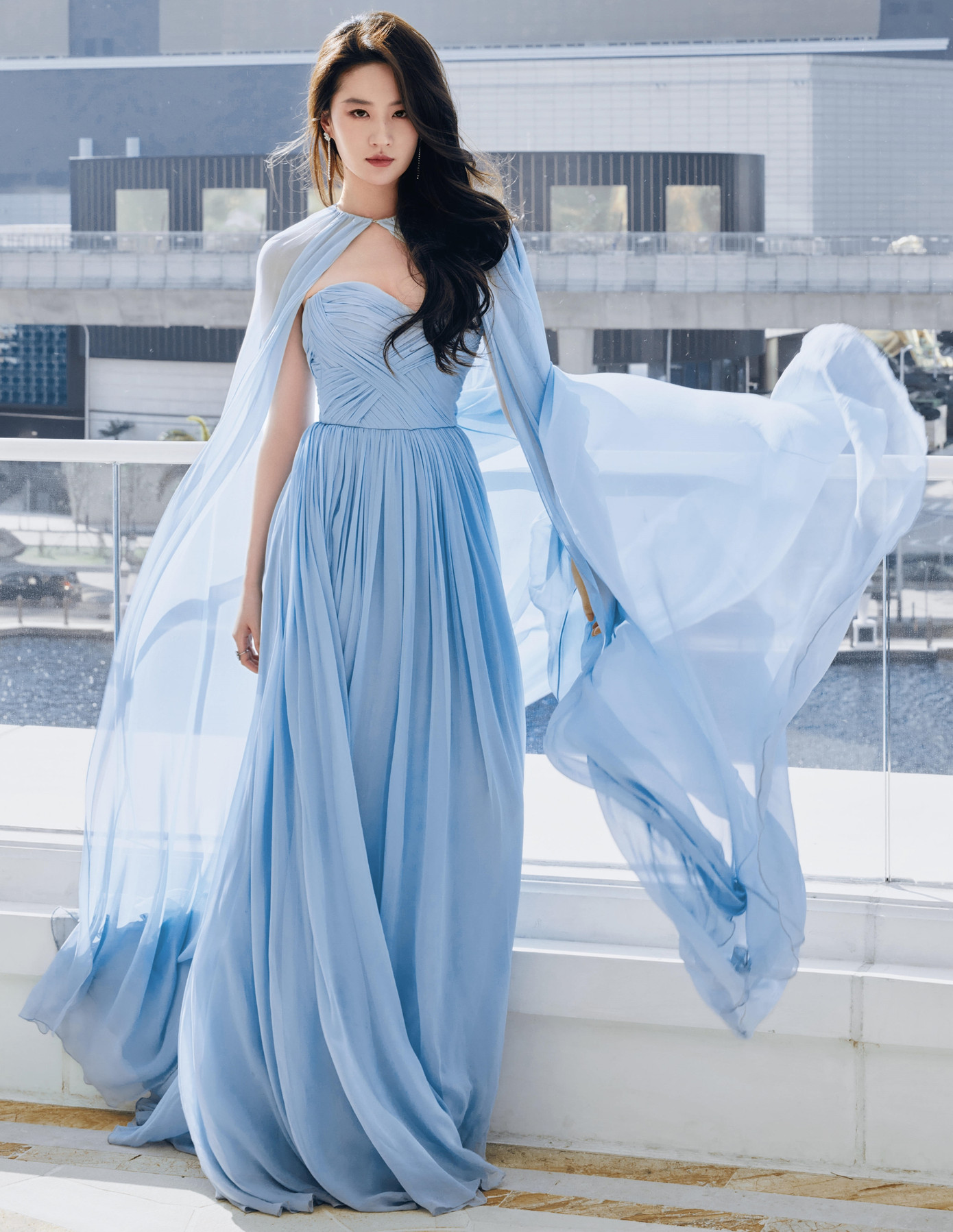 Theo Sina, Lưu Diệc Phi có nhiều năm bỏ bê mảng truyền hình để phấn đấu ở mảng điện ảnh. Tuy nhiên, cô bị đánh giá là &quot;thuốc độc phòng vé&quot;, các phim ra mắt đều thất bại về doanh thu. Song, khi trở lại với truyền hình, Lưu Diệc Phi dễ dàng đạt được thành tích tốt nhờ ngoại hình đẹp, diễn xuất ở mức khá. Mộng hoa lục là cứu cánh cho sự nghiệp đang xuống dốc của &quot;thần tiên tỷ tỷ&quot;. Đồng thời cũng là bước đi khôn ngoan của cô.