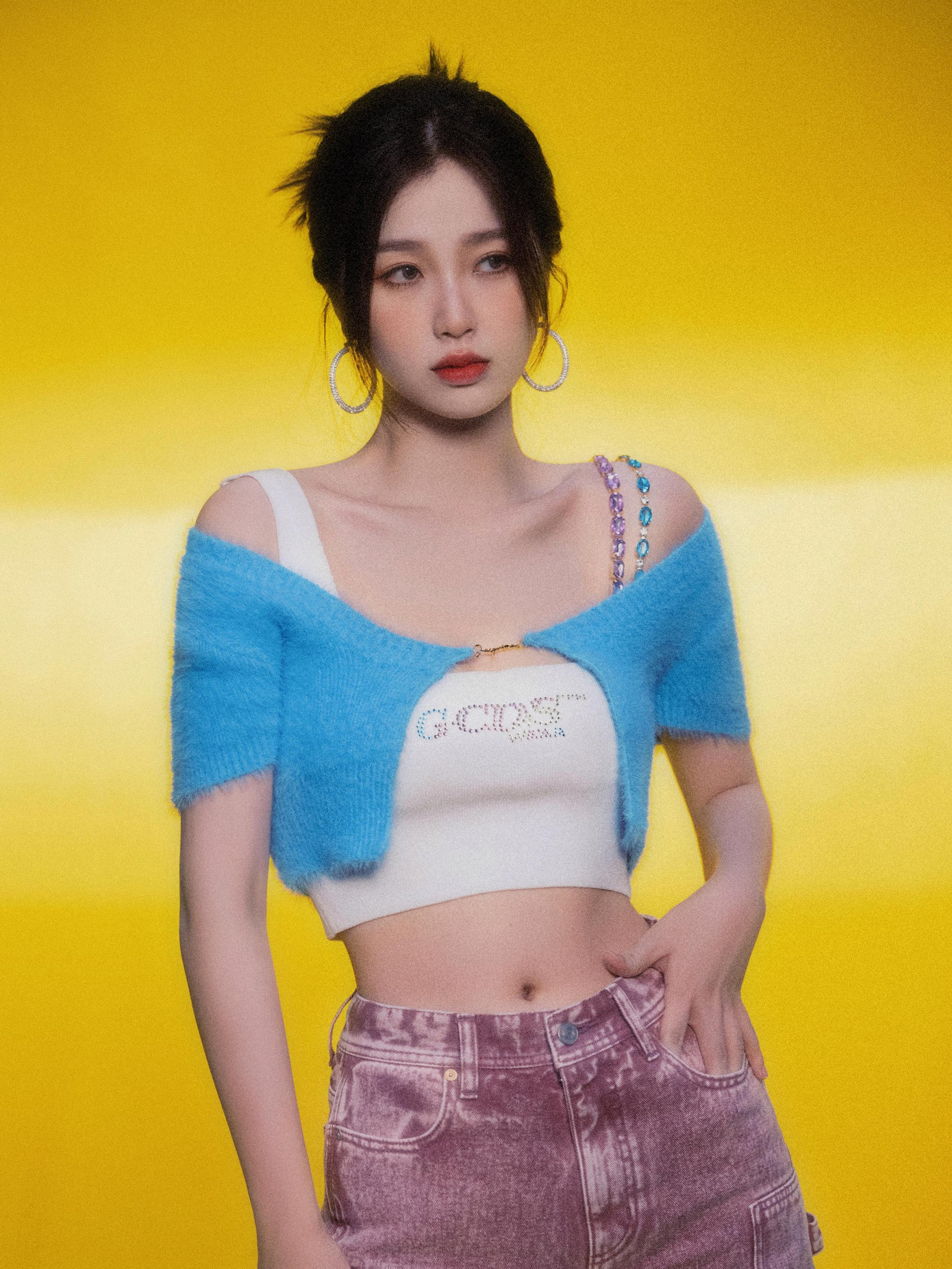 Với xuất thân giàu có, Ngu Thư Hân được khen khí chất sang trọng, kiêu kỳ của một tiểu thư chính hiệu. Nữ diễn viên cho biết cô học đầu tư kinh doanh sớm, tự mình mở công riêng.