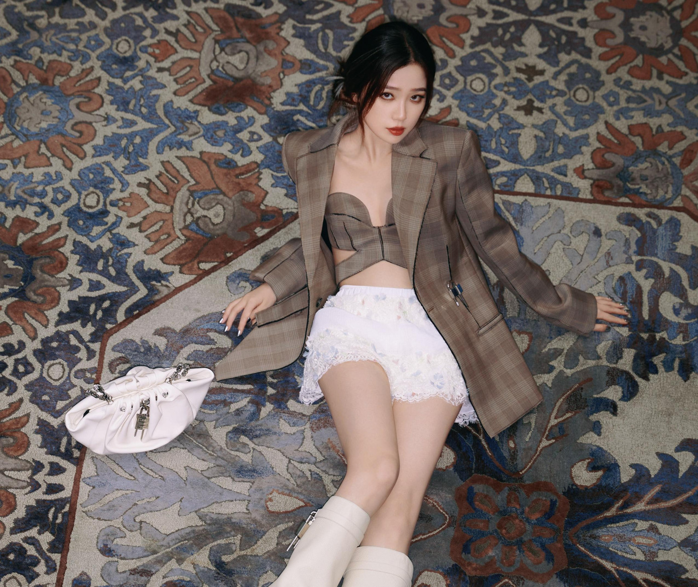 Bên cạnh đó, Ngu Thư Hân xây dựng nhiều phong cách khác nhau, khi ngọt ngào, lúc gợi cảm bí ẩn, giúp hình ảnh người đẹp tươi mới, có sức hút mỗi khi xuất hiện.