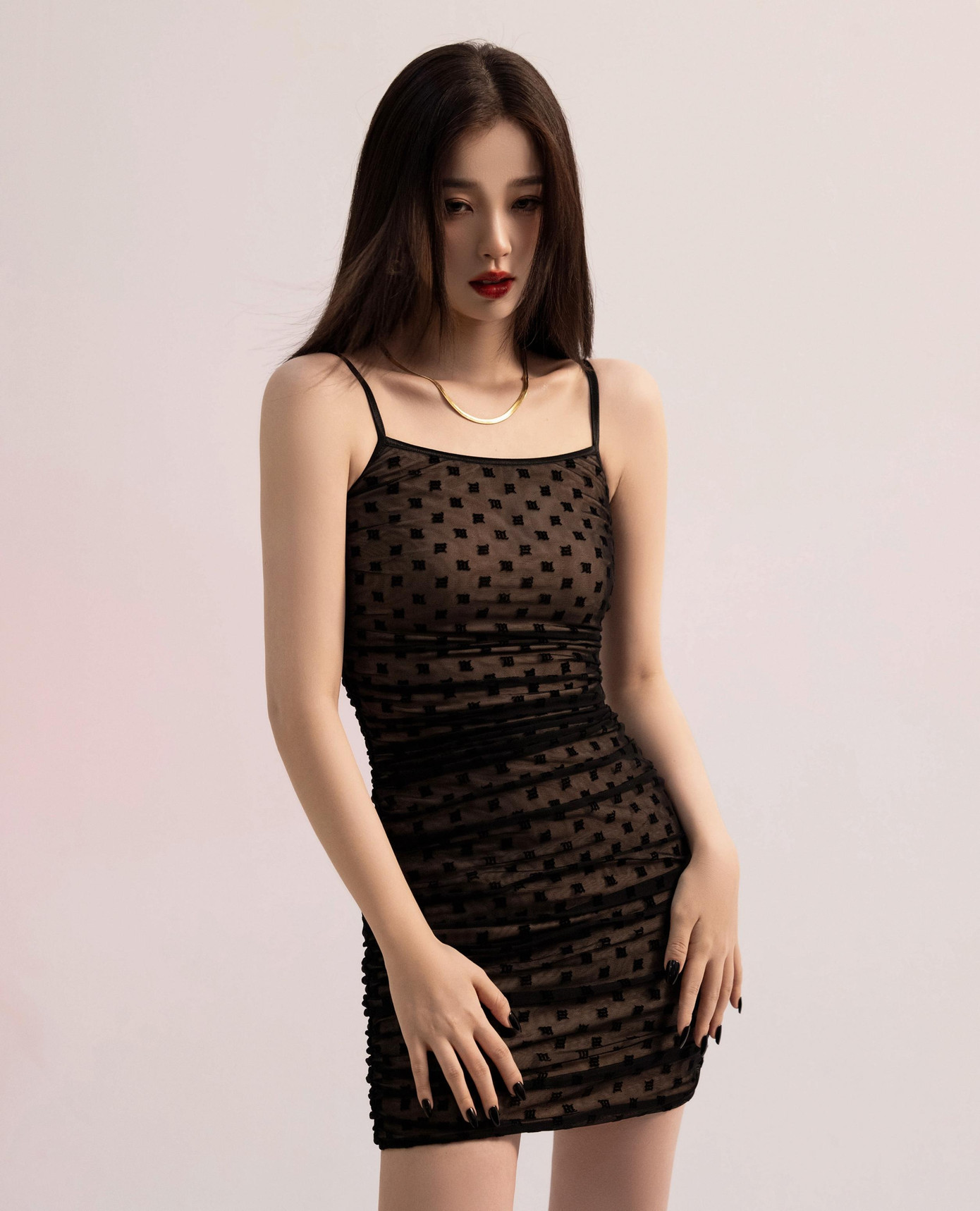 Với xuất thân giàu có, Ngu Thư Hân được khen khí chất sang trọng, kiêu kỳ của một tiểu thư chính hiệu. Nữ diễn viên cho biết cô học đầu tư kinh doanh sớm, tự mình mở công riêng.