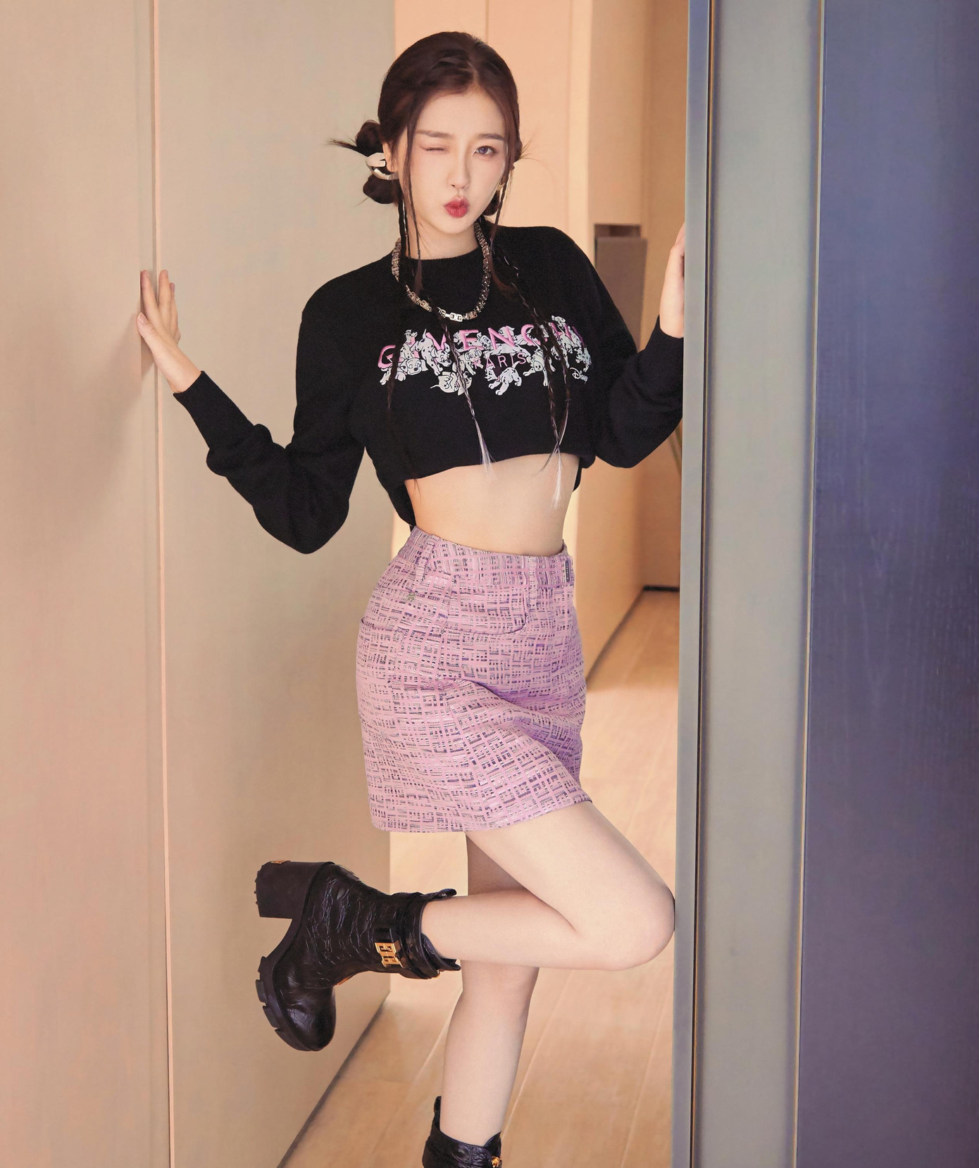 Ngu Thư Hân có thân hình thon gọn, tạo cảm giác mảnh mai, nhưng nữ diễn viên có chiều cao nổi bật 1,69 m với đôi chân dài thẳng tắp, làn da trắng sứ. Người đẹp thường mặc trang phục ngắn để khoe lợi thế hình thể.