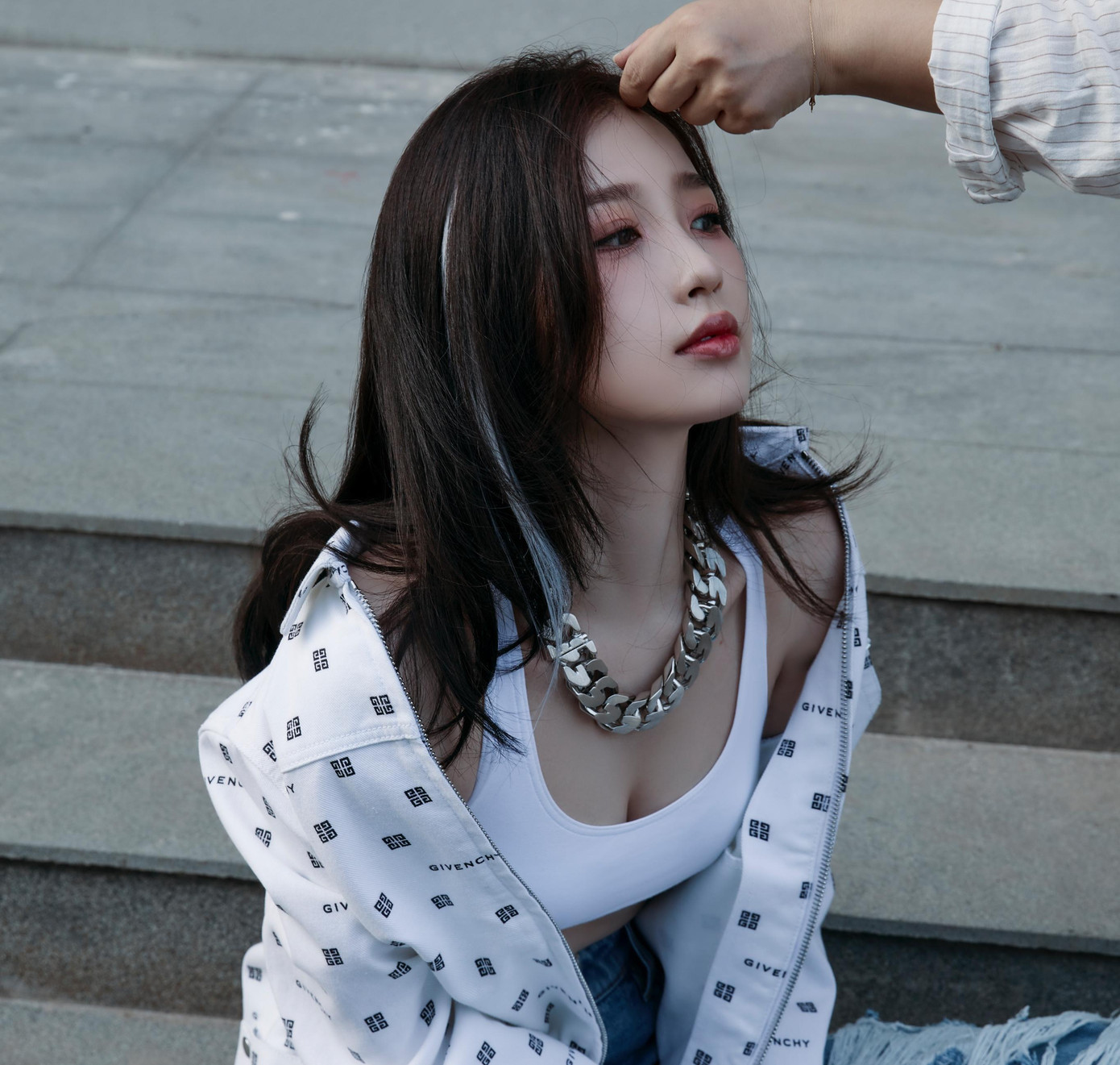 Sohu đánh giá Ngu Thư Hân đang là một trong hai diễn viên trẻ thuộc nhóm sinh sau năm 1995 có thành tích phim ảnh tốt nhất và có sự ủng hộ nhiều của người hâm mộ. Các chỉ số truyền thông của Ngu Thư Hân đều tăng trưởng vượt bậc trong năm 2022. Đối thủ của Ngu Thư Hân là Triệu Lộ Tư. Nhà sản xuất Tencent Video cũng xác nhận Ngu Thư Hân là tiểu hoa đán được nhà sản xuất ưu ái.