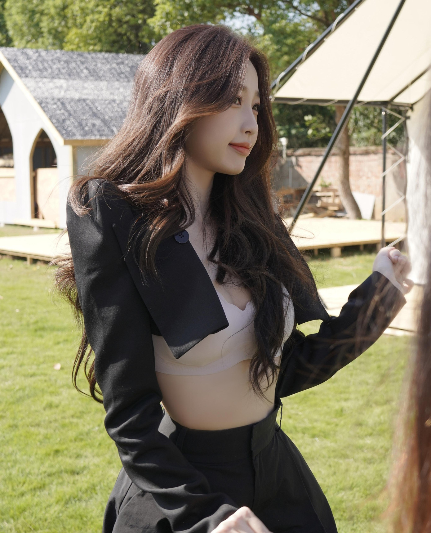 Ngày 23/10, trang Sina đưa tin Ngu Thư Hân liên tiếp công bố sự hợp tác với các thương hiệu mới, cho thấy sự gia tăng danh tiếng của nữ diễn viên sinh năm 1995, nhờ thành công của phim truyền hình Thương lan quyết. Trong loạt ảnh mới, Ngu Thư Hân được khen ngợi vóc dáng quyến rũ, đặc biệt là vòng eo nhỏ nhắn.