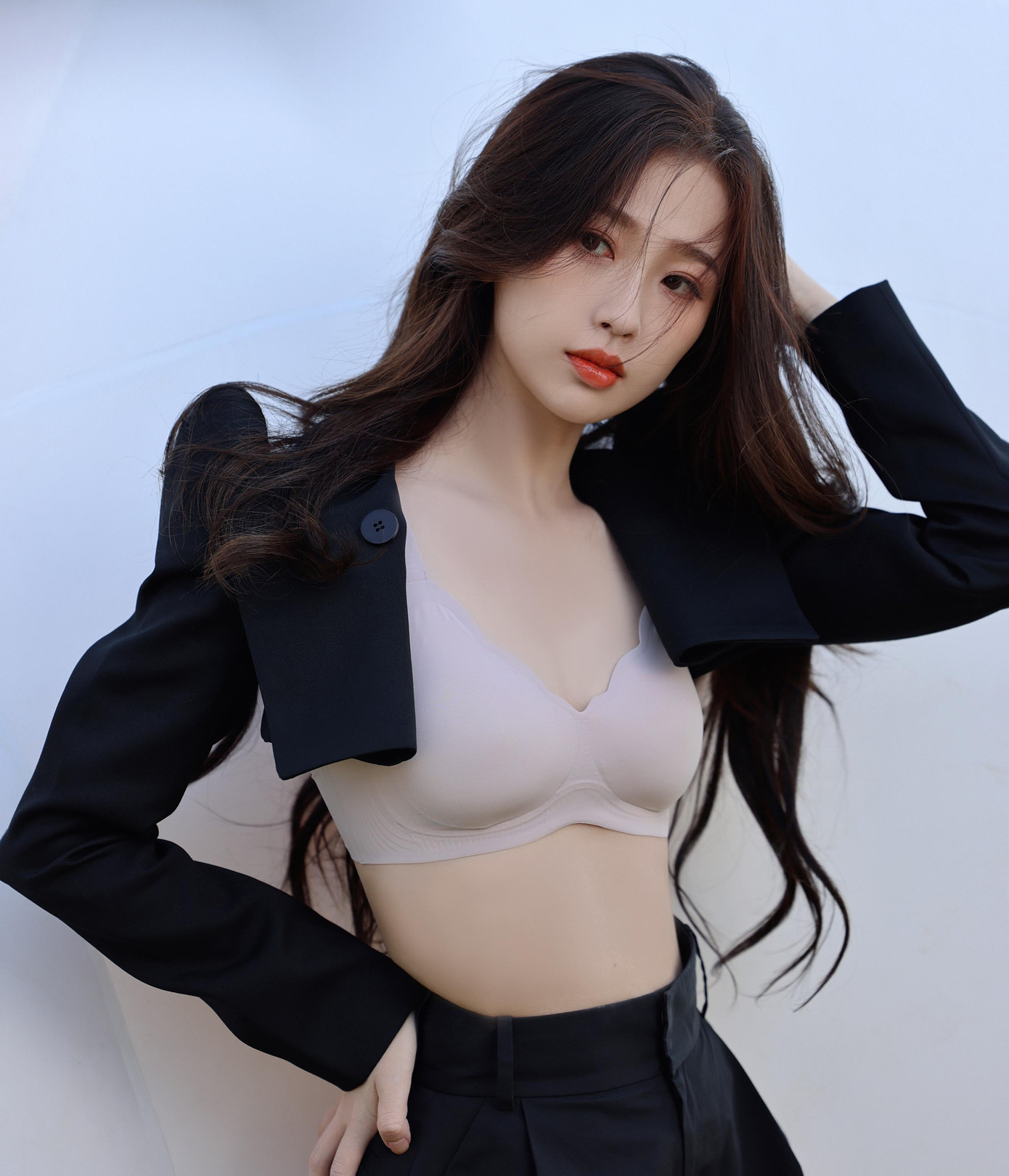 Ngày 23/10, trang Sina đưa tin Ngu Thư Hân liên tiếp công bố sự hợp tác với các thương hiệu mới, cho thấy sự gia tăng danh tiếng của nữ diễn viên sinh năm 1995, nhờ thành công của phim truyền hình Thương lan quyết. Trong loạt ảnh mới, Ngu Thư Hân được khen ngợi vóc dáng quyến rũ, đặc biệt là vòng eo nhỏ nhắn.