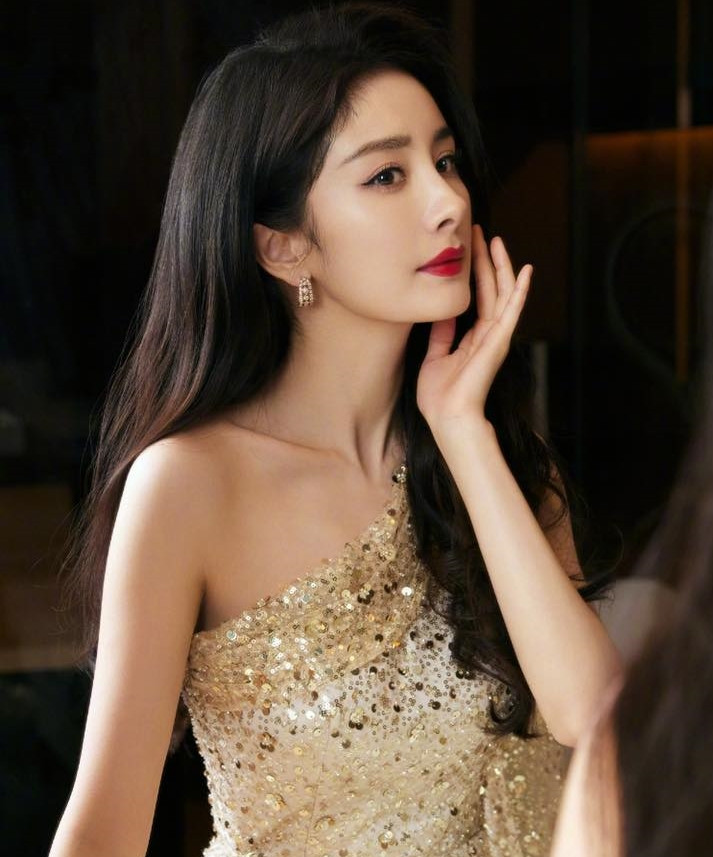 Dương Mịch gặp rắc rối liên quan tới tiền bạc dịp cuối năm. Dương Mịch gặp rắc rối liên quan tới tiền bạc dịp cuối năm.