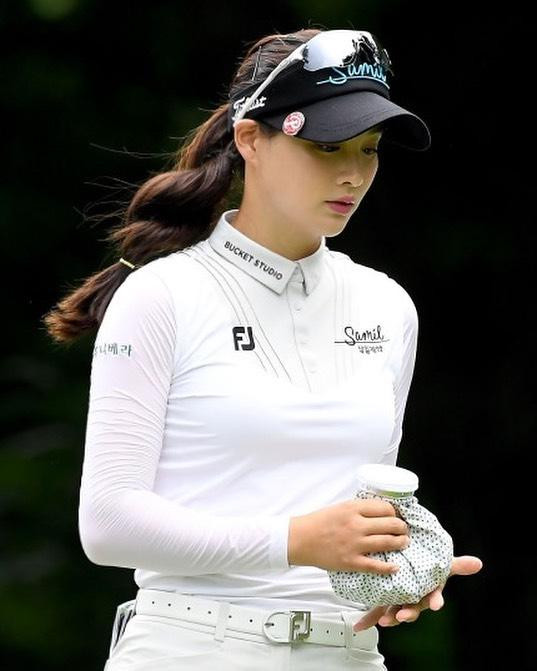 Park Gyeol sinh năm 1996, tiếp xúc với golf khi mới 9 tuổi. Cha cô cũng là huấn luyện viên chính cho người đẹp. Park Gyeol từng giành giải thưởng golf châu Á. Bên cạnh thành tích thể thao xuất sắc, Park Gyeol còn được chú ý nhờ ngoại hình đẹp nổi bật.