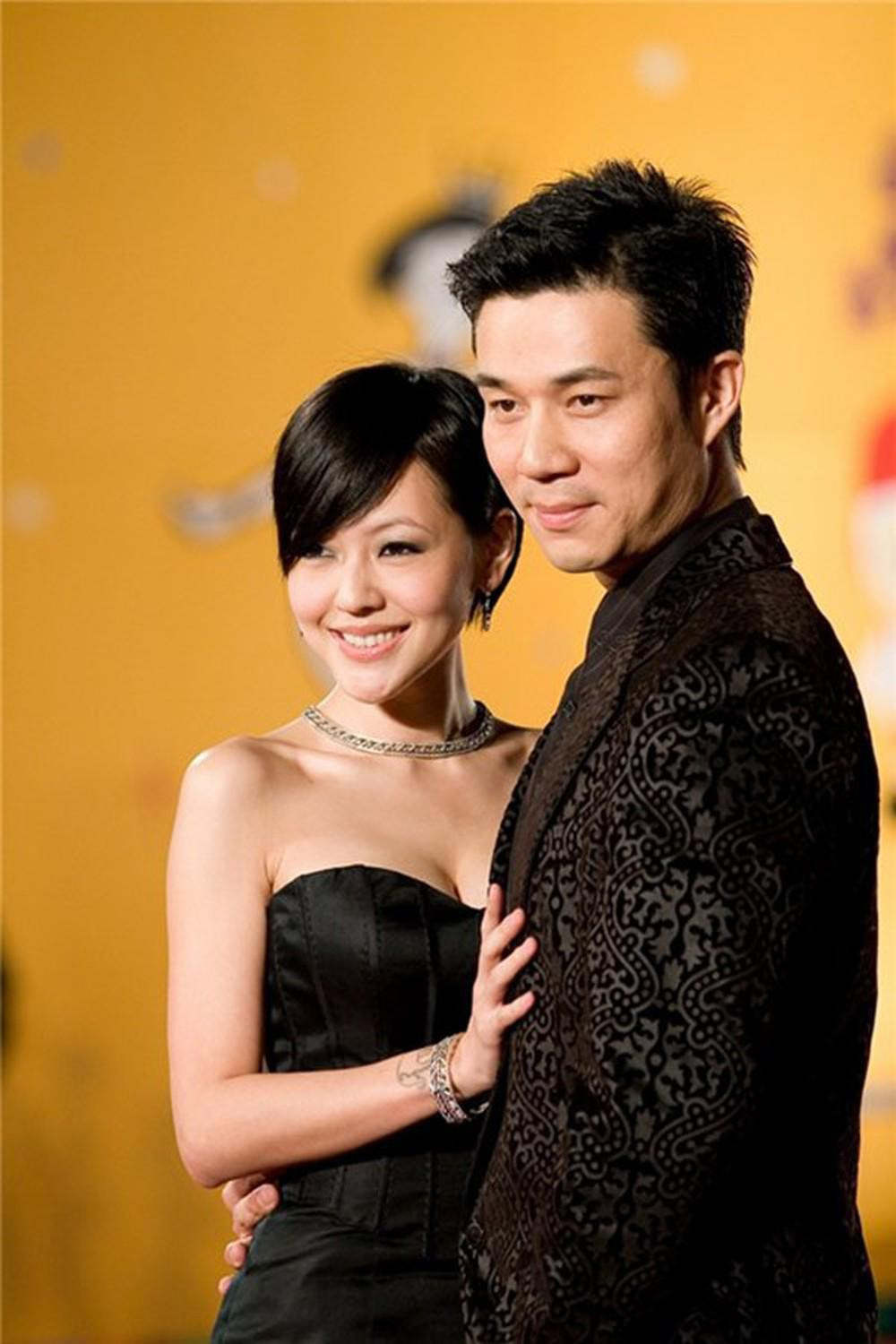 Hứa Nhã Quân thường xuyên tiệc tùng cùng các cô gái khác nhau. Hứa Nhã Quân thường xuyên tiệc tùng cùng các cô gái khác nhau.